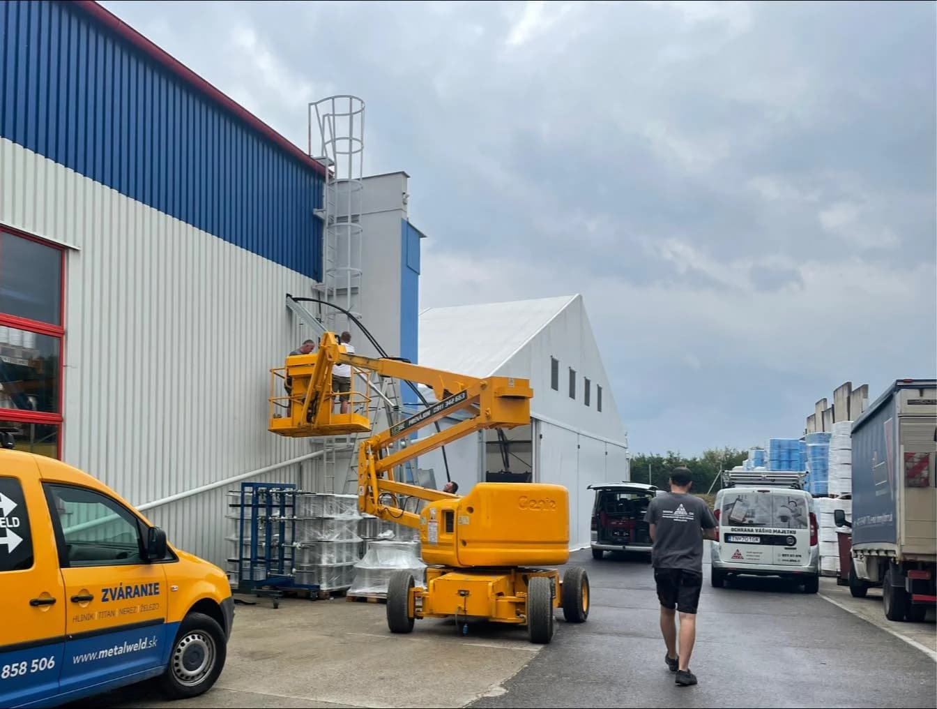 Montáž na fasáde – vysúvacia plošina, technici pri príprave prípojky NN, TIMM Slovakia Trenčín. ALCO.SK.