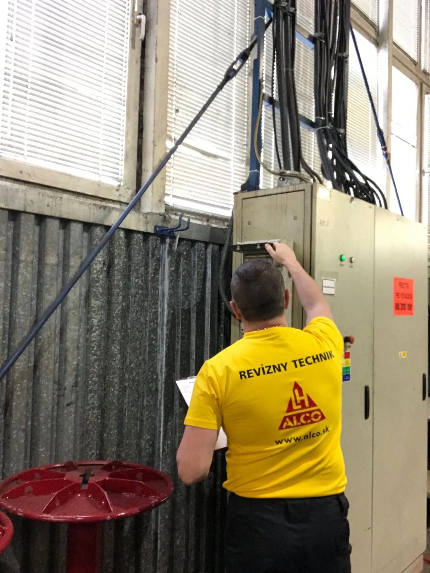 Revízna činnosť na elektrických zariadeniach – TIMM Slovakia, s.r.o. Trenčín. Povinné revízie elektrických zariadení, spotrebičov a strojov v prevádzkach podľa zákona 124/2006 Z.z. a noriem STN 33 1600, STN 33 1610, EN 60974-4, STN EN 60204-1. Profesionálna výbava.