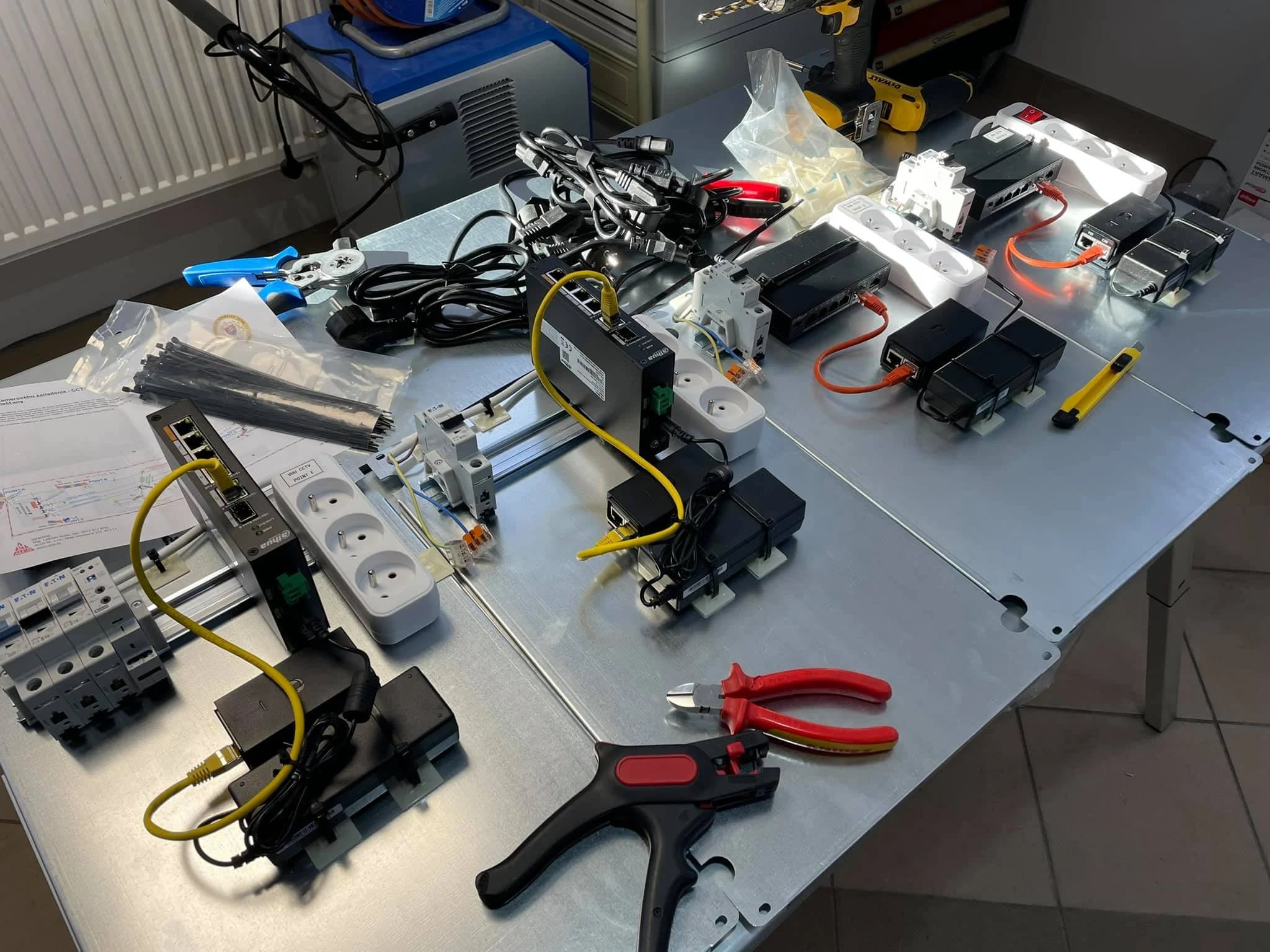 Príprava na dielni – komponenty pre technologické skrine kamerového systému VHU, sieťové prepínače, ističe. ALCO.SK.