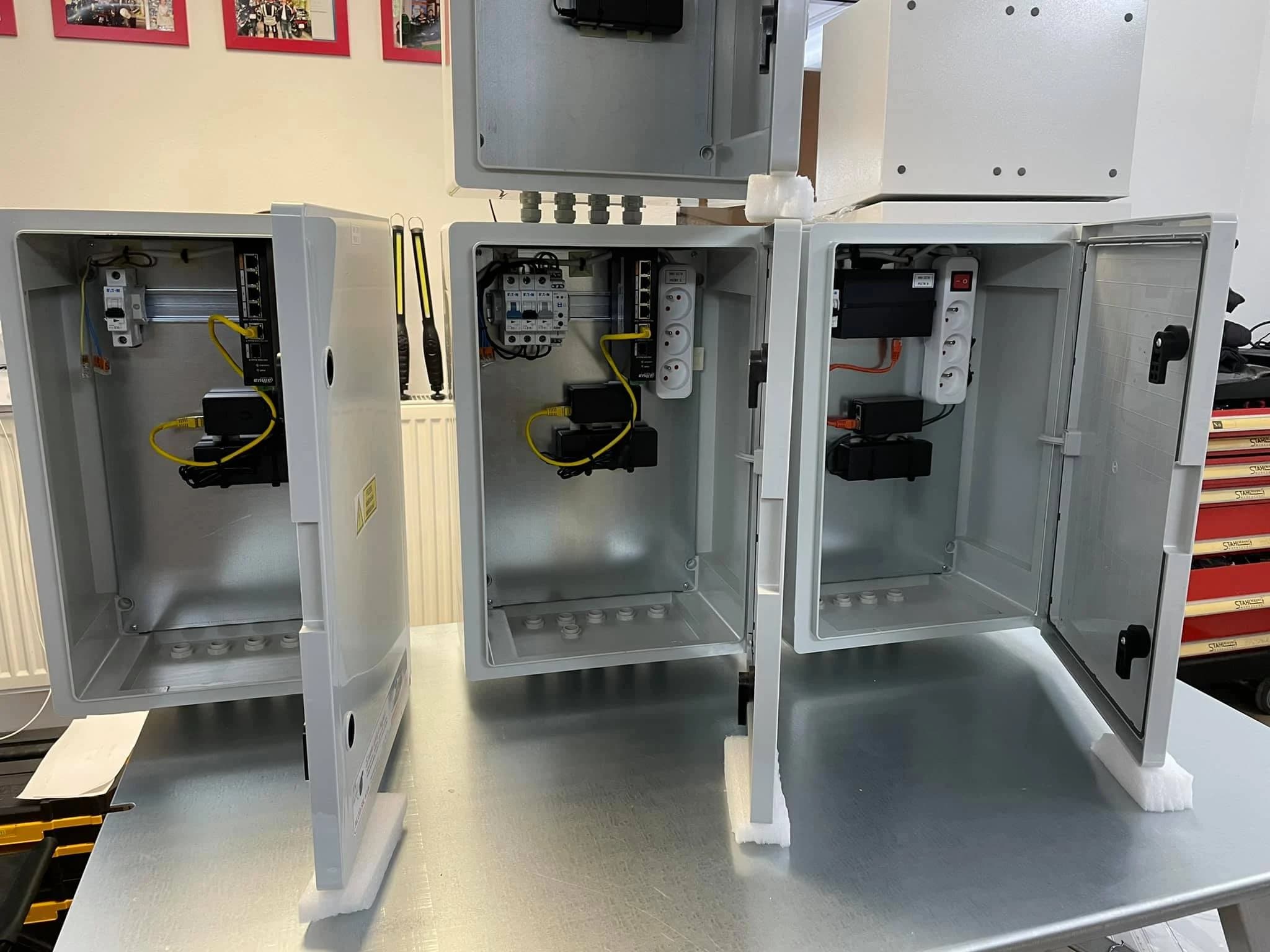 Technologické skrine s otvorenými dverami – zapojené prepínače a napájanie, príprava pre terén. ALCO.SK.