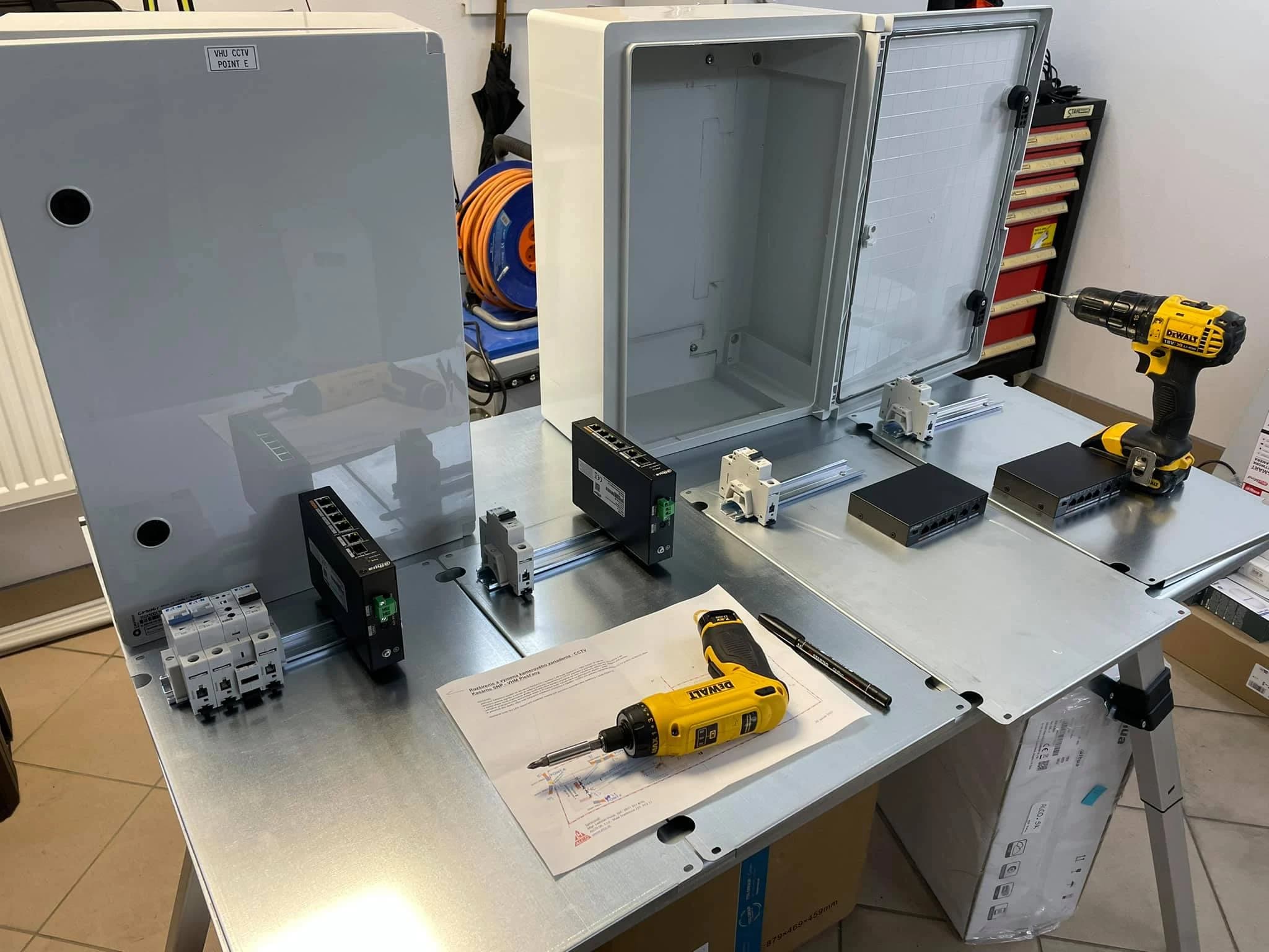Skrine VHU CCTV POINT – príprava v dielni, dokumentácia a komponenty, zákazník VHU Bratislava. ALCO.SK.