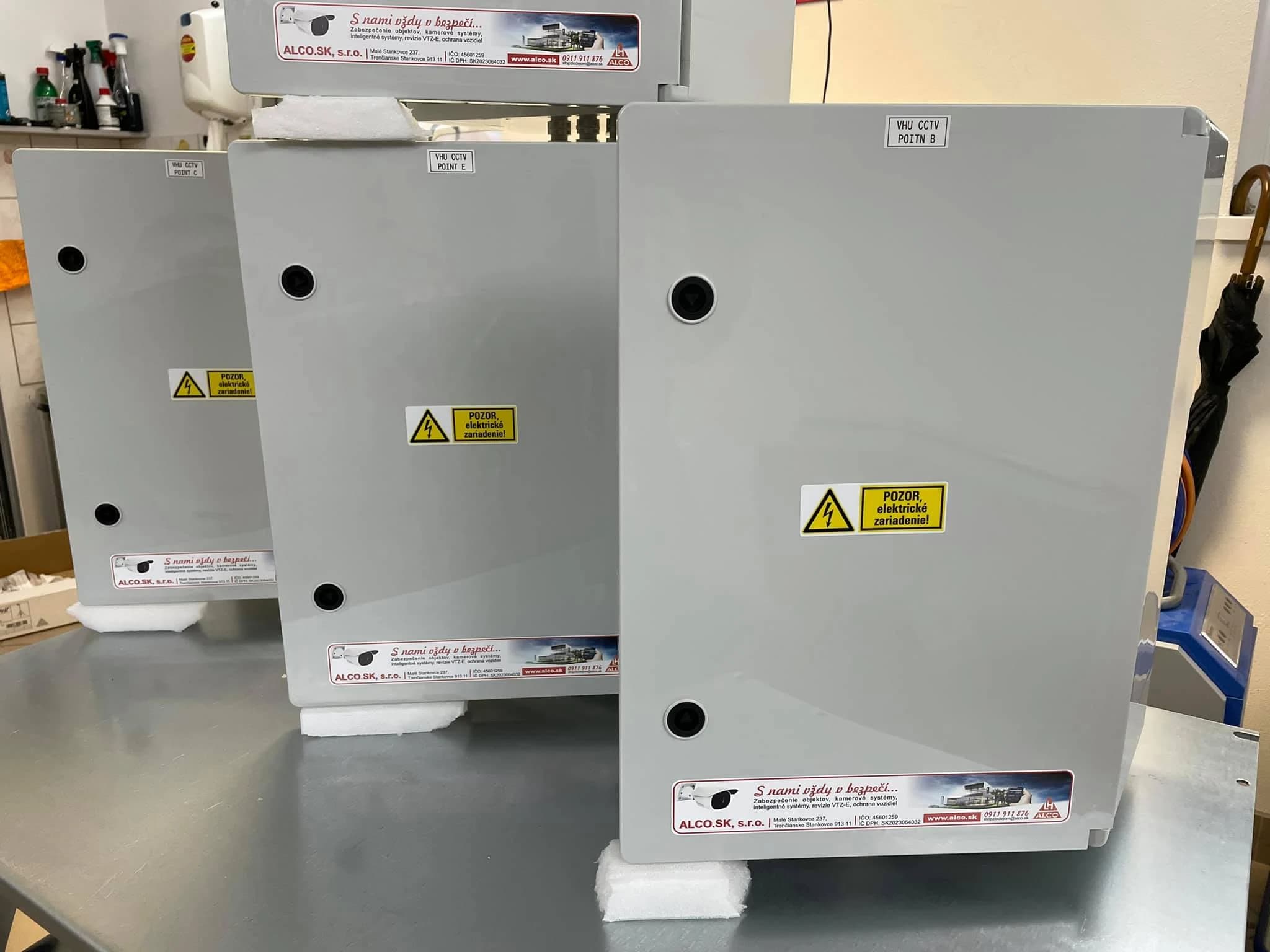 Technologické skrine pre body kamerového systému – VHU Bratislava. Výroba technologických skríň pre riadenie bodov kamerového systému – príprava na dielni pre uľahčenie práce v teréne.