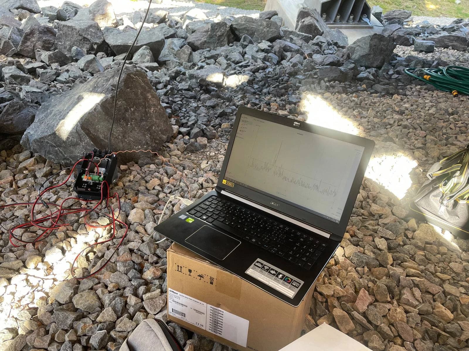 Meranie a diagnostika perimetrického systému – elektronický modul a laptop s grafom, testy na novej technológii. ALCO.SK.