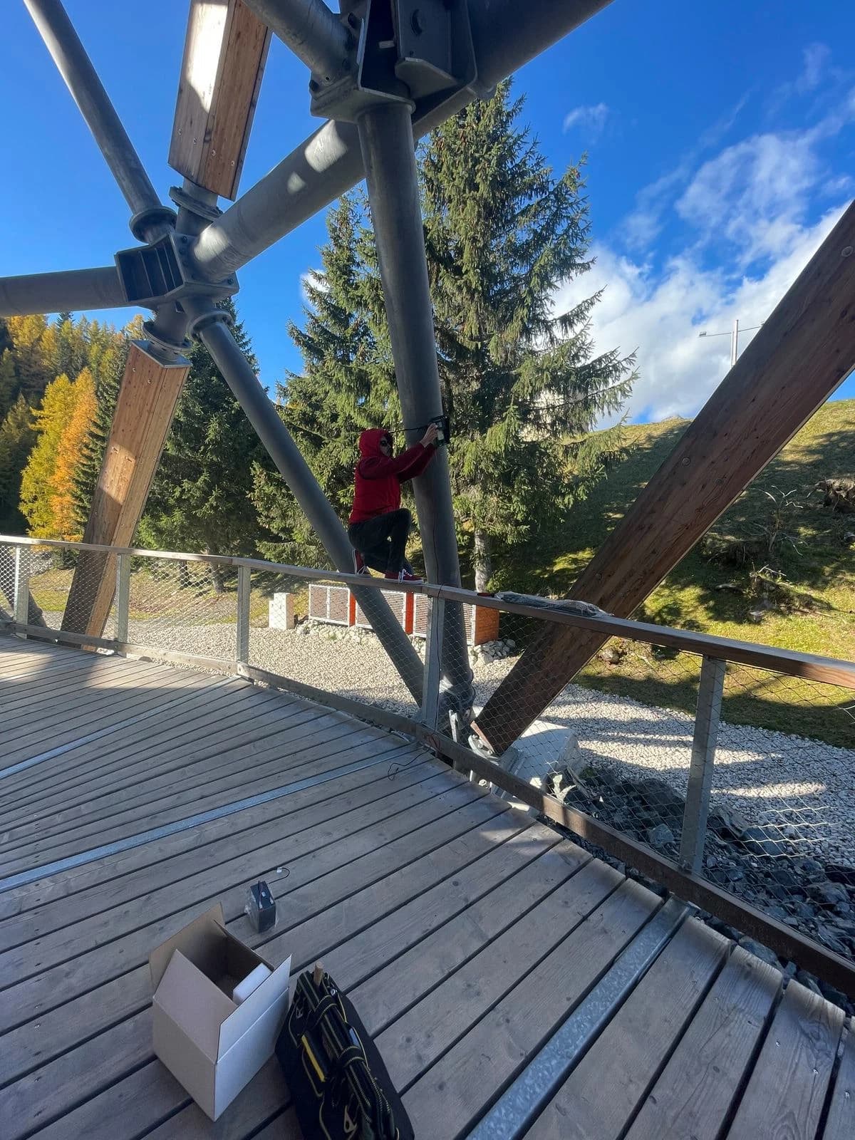 Montáž perimetrického kábla na konštrukciu výstupovej trasy – technik ALCO pri práci, Vyhliadková veža Štrbské pleso. ALCO.SK.
