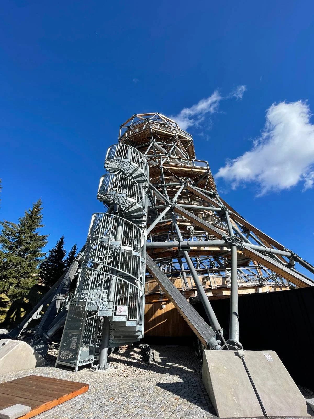 Vyhliadková veža Štrbské pleso – pohľad zdola, výstupová trasa a kovové schodisko. Perimetrická ochrana ALCO.SK.