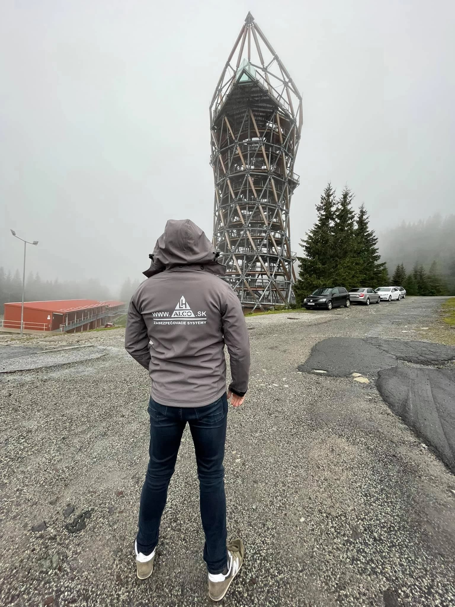 Perimetrický kábel – monitorovanie výstupovej trasy – Vyhliadková veža Štrbské pleso. Výborne dopadli testy novej technológie pre vaše bezpečie: špeciálny perimetrický kábel monitoruje pohyb osôb po výstupovej trase mimo pracovných hodín a upozorní dispečera na neoprávnený vstup.