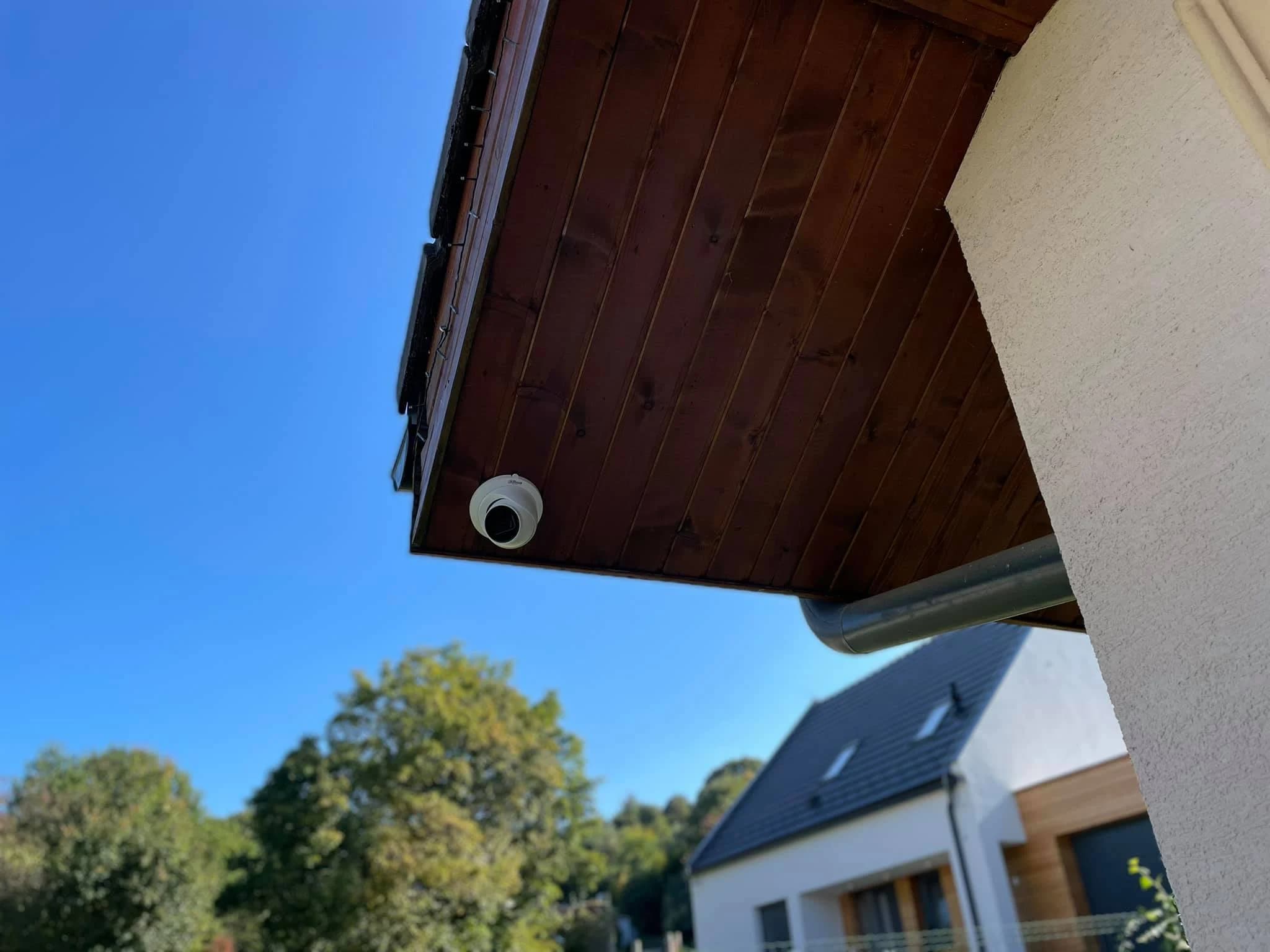 Nový kamerový systém – kupolová kamera pod rímsou, súkromný dom Prievidza. ALCO.SK.