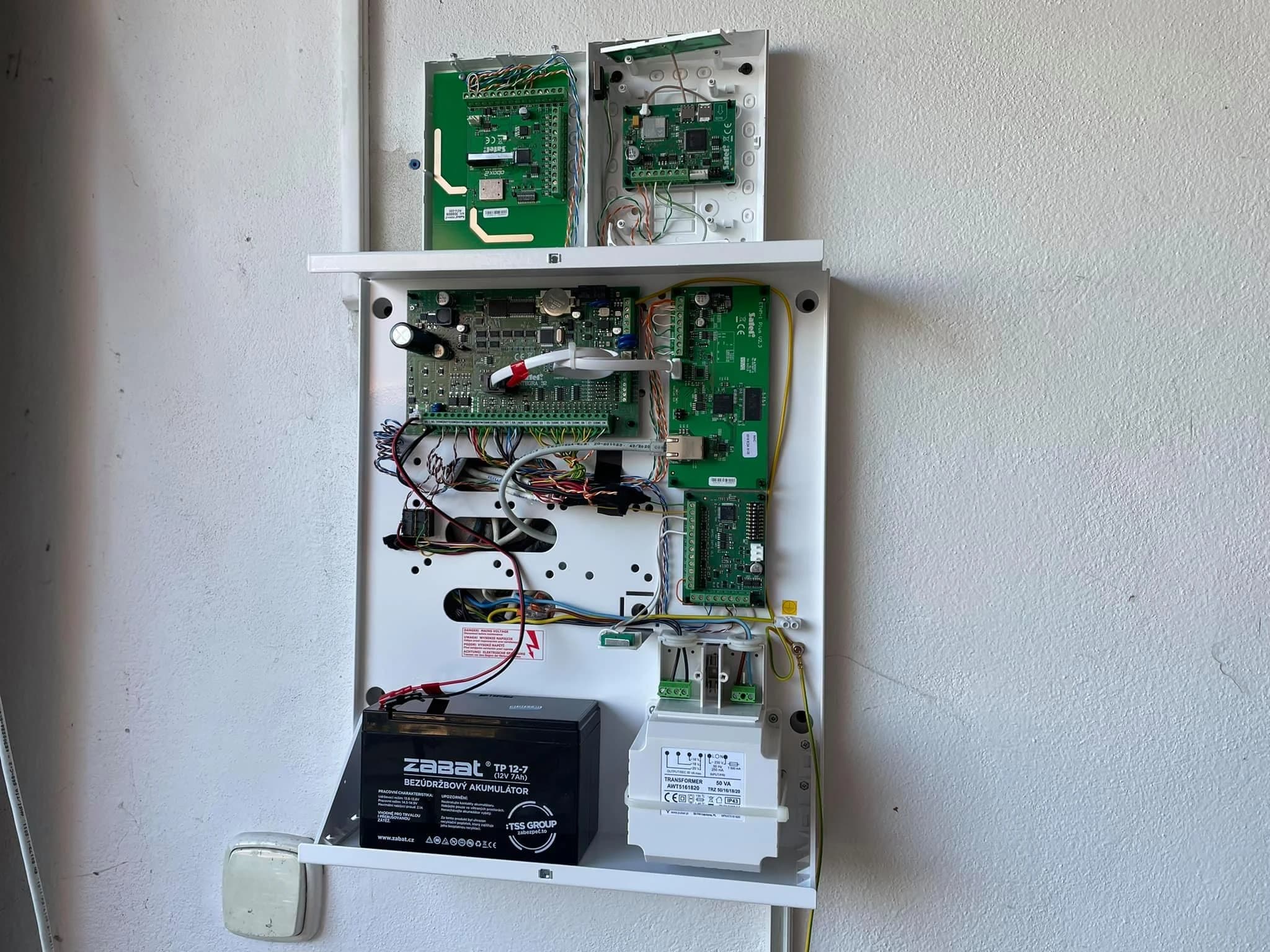 Ústredňa a moduly pôvodného systému – Satel, batéria, rozvádzač. Prievidza, ALCO.SK.