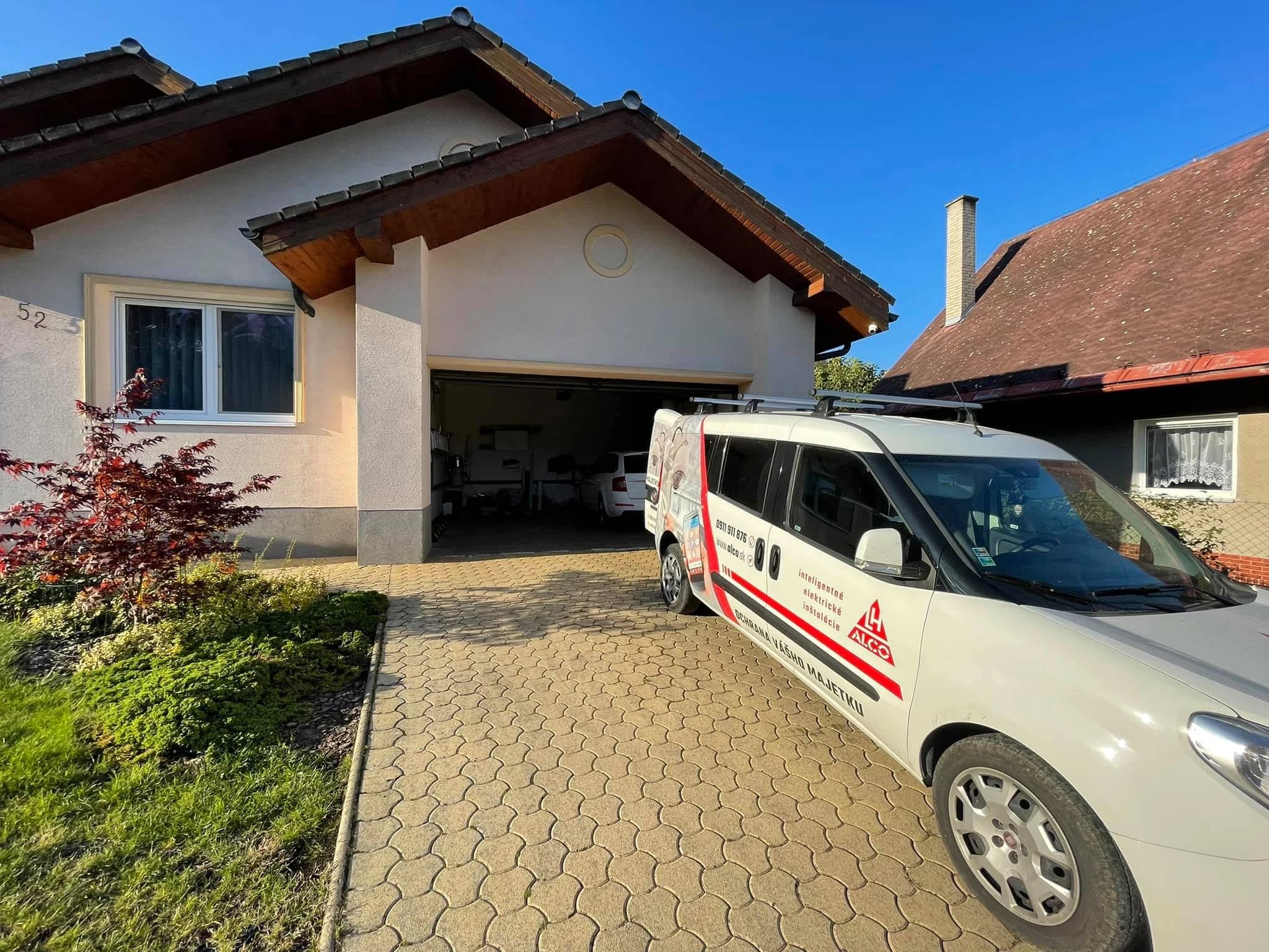 Vonkajšia alarmová siréna – nový zabezpečovací systém, montáž nad garážou. Súkromný objekt Prievidza. ALCO.SK.