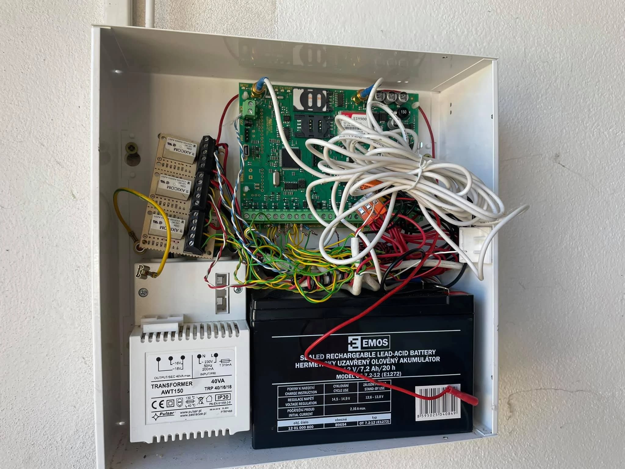 Pôvodná ústredňa alarmu – chaotické zapojenie, iná firma. Výmena alarmu Prievidza, ALCO.SK.