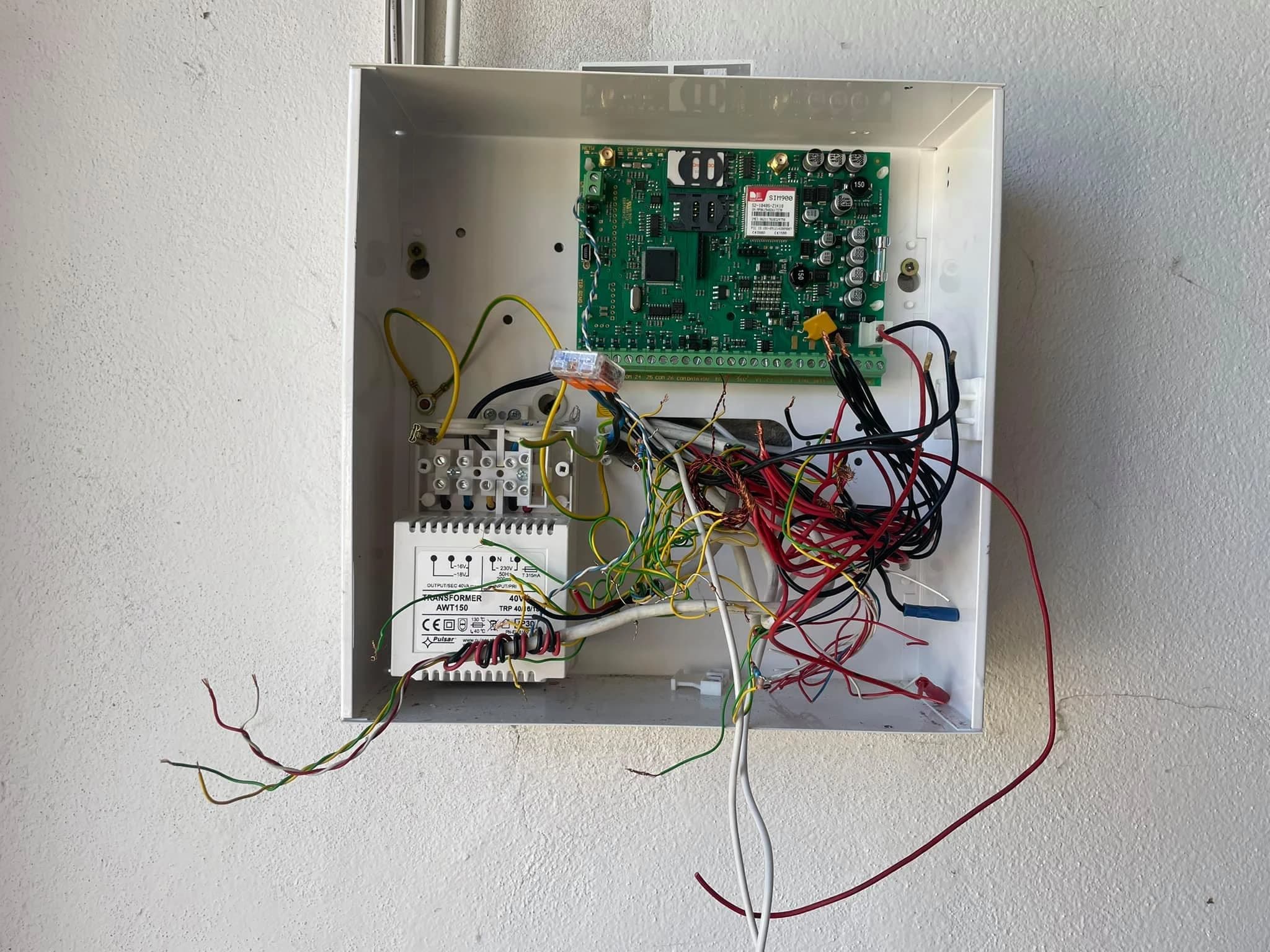 Otvorená skrinka ústredne – neprehľadné vodiče a terminály. Takto sa to nerobí, ALCO.SK.