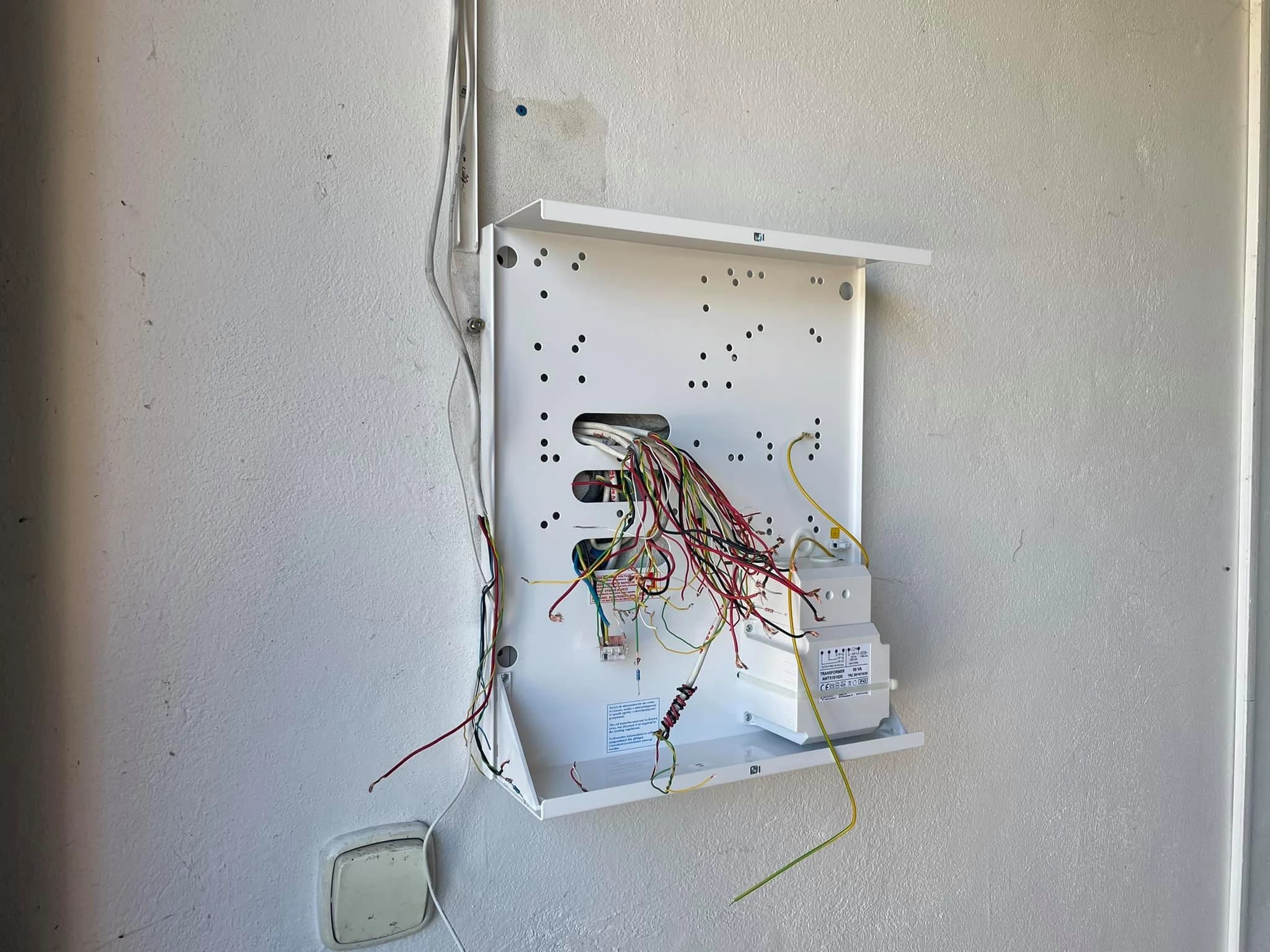 Ďalší detail pôvodnej inštalácie – transformátor a zmätok vodičov. Výmena zabezpečenia, ALCO.SK.