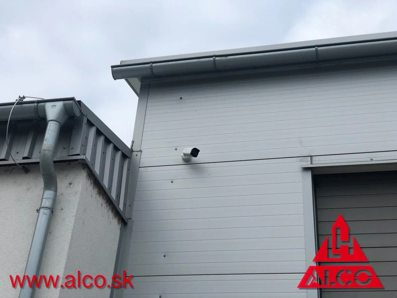 Kamerový systém 6Mpix – monitorovanie priestorov – Zemanovič transport, s.r.o. Trenčín. Kamerové systémy sú dnes už bežným doplnkom ochrany objektu. Ďalšia inštalácia za nami – rozlíšenie 6Mpix umožňuje detailné monitorovanie každého priestoru.