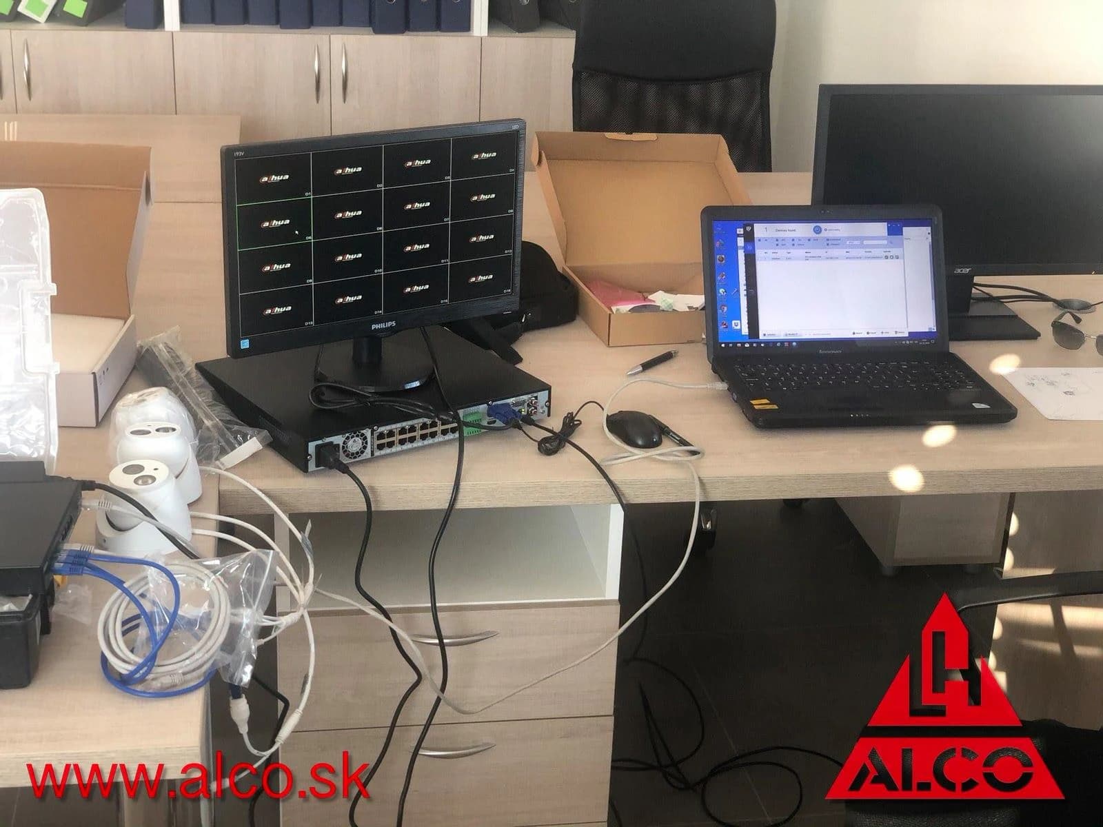 Monitor so zábermi z kamier a NVR – prevádzka kamerového systému 6Mpix. ALCO.SK.