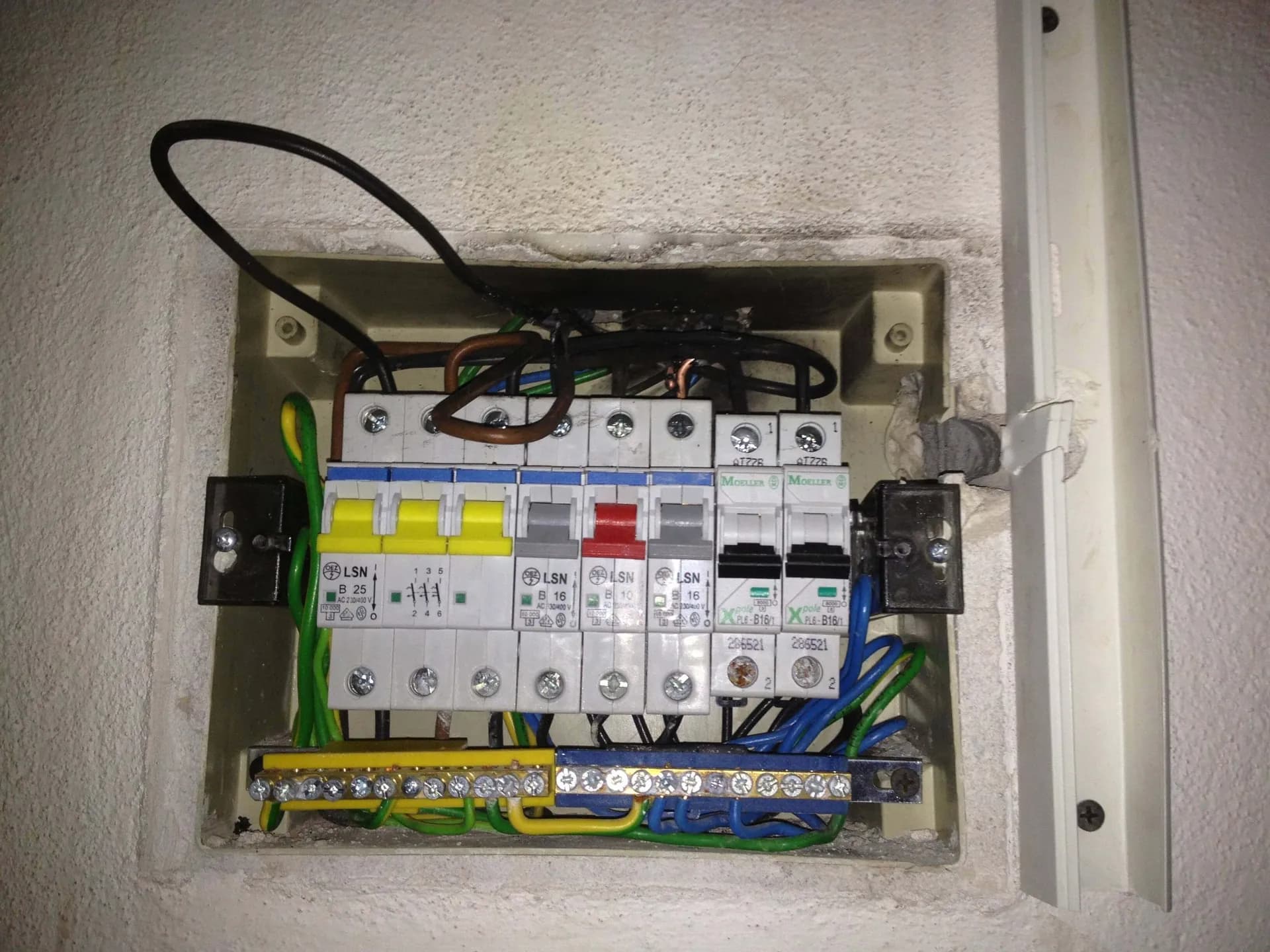 Prehriata a spálená kabeláž v elektrickom rozvádzači