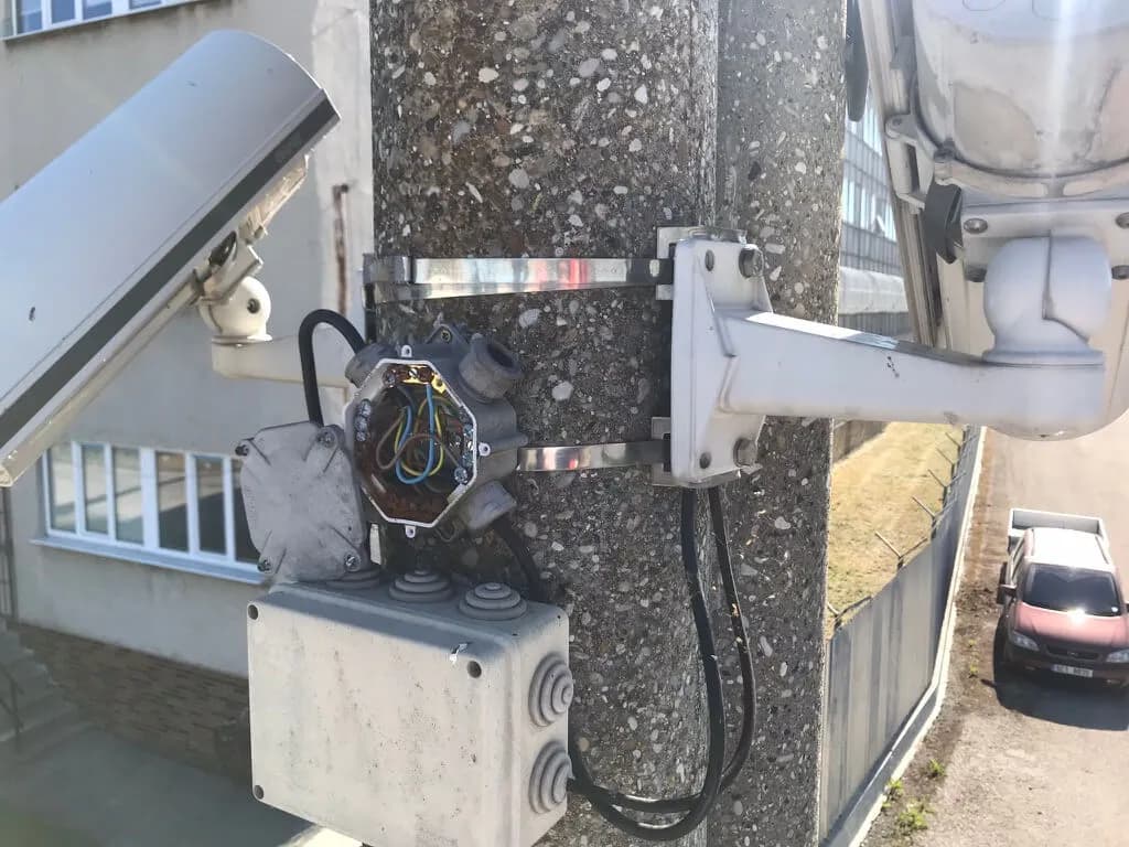 Otvorená rozvodná skrinka na stĺpe – nebezpečné zapojenie