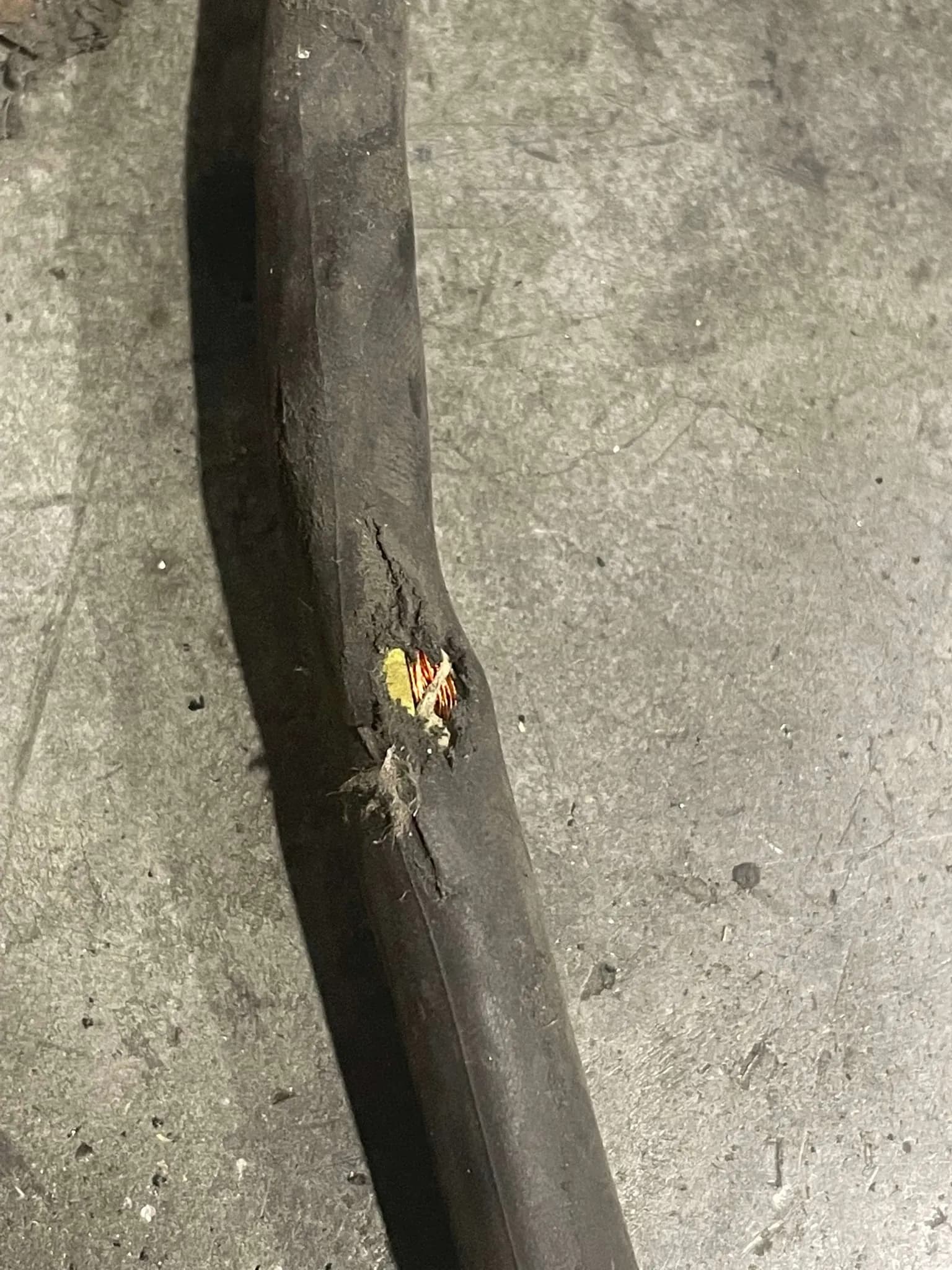 Poškodená izolácia kábla – riziko úrazu