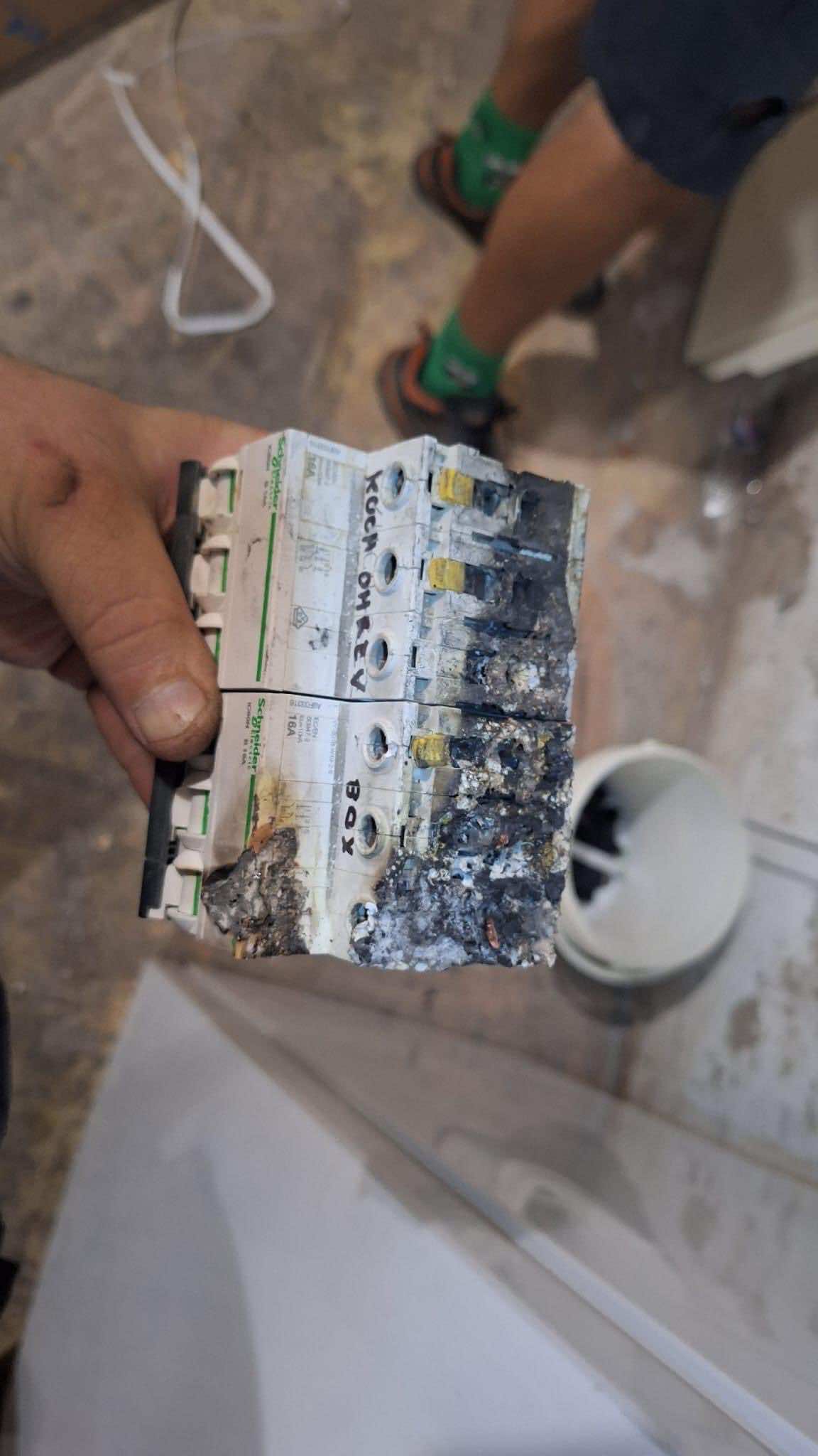 Poškodené ističe Schneider 16A po prehriatí – zlúčené roztavením