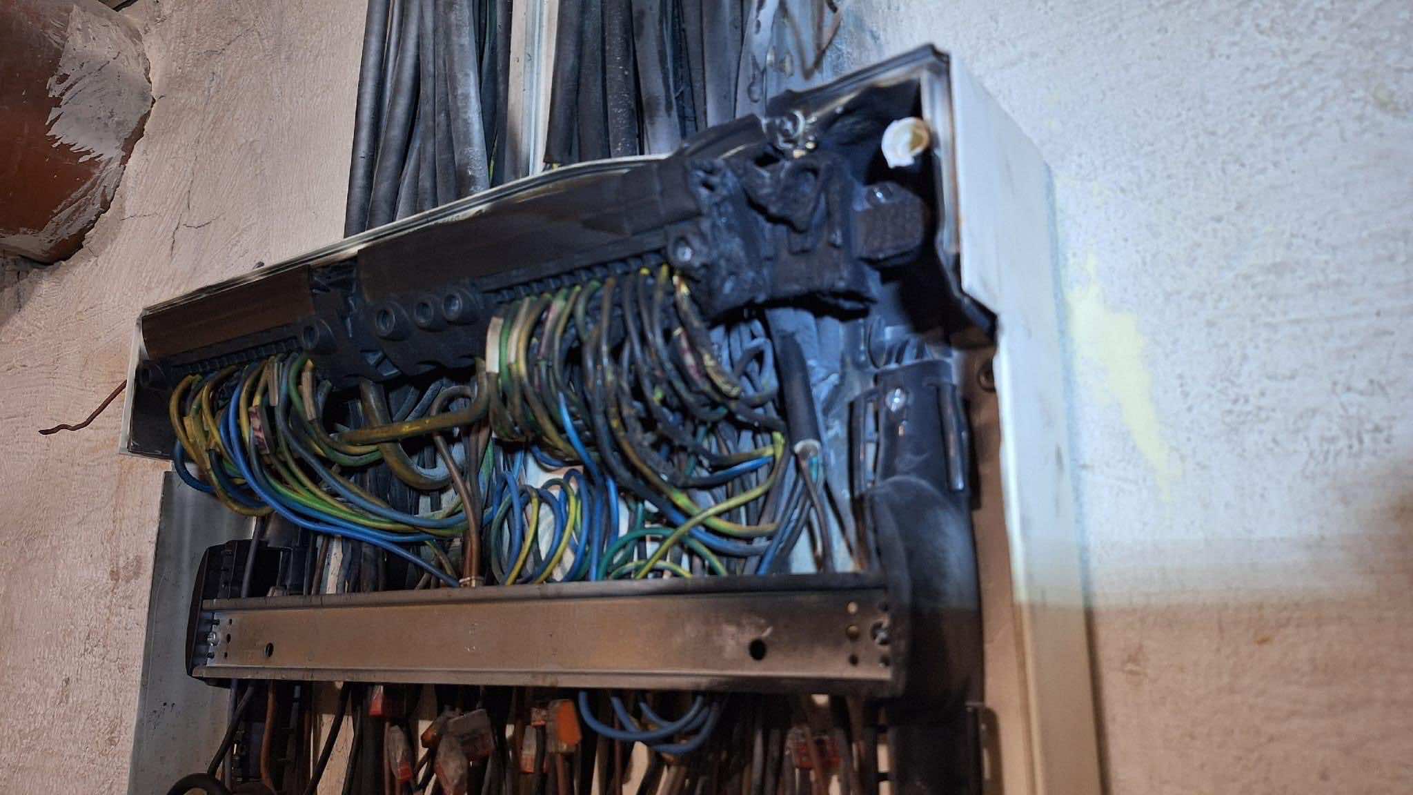 Poškodený rozvádzač – ohorina v hornej časti po elektrickej poruche