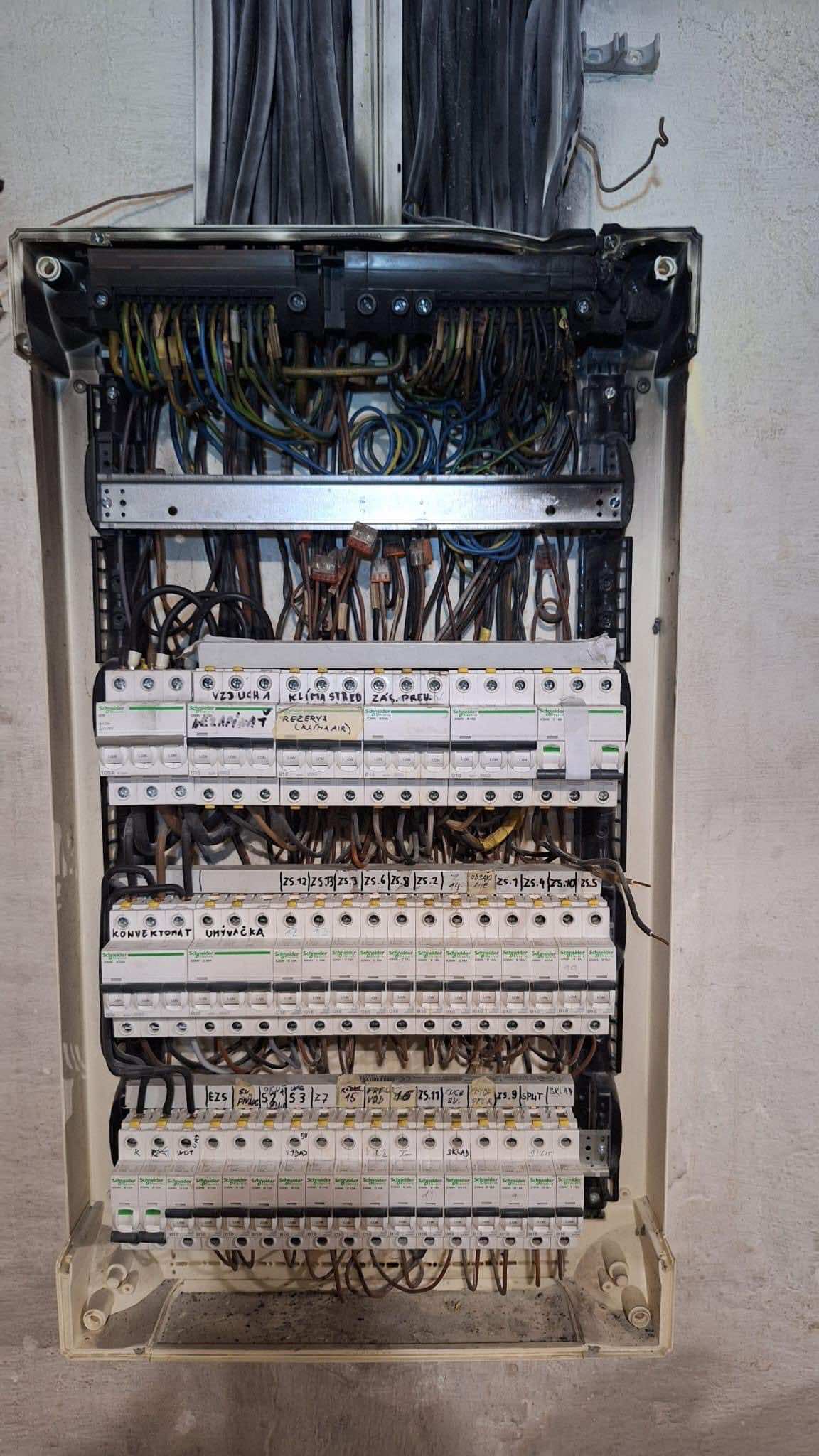 Rozvádzač s prehriatím a ohorinou – roztavený plast, chaotická kabeláž