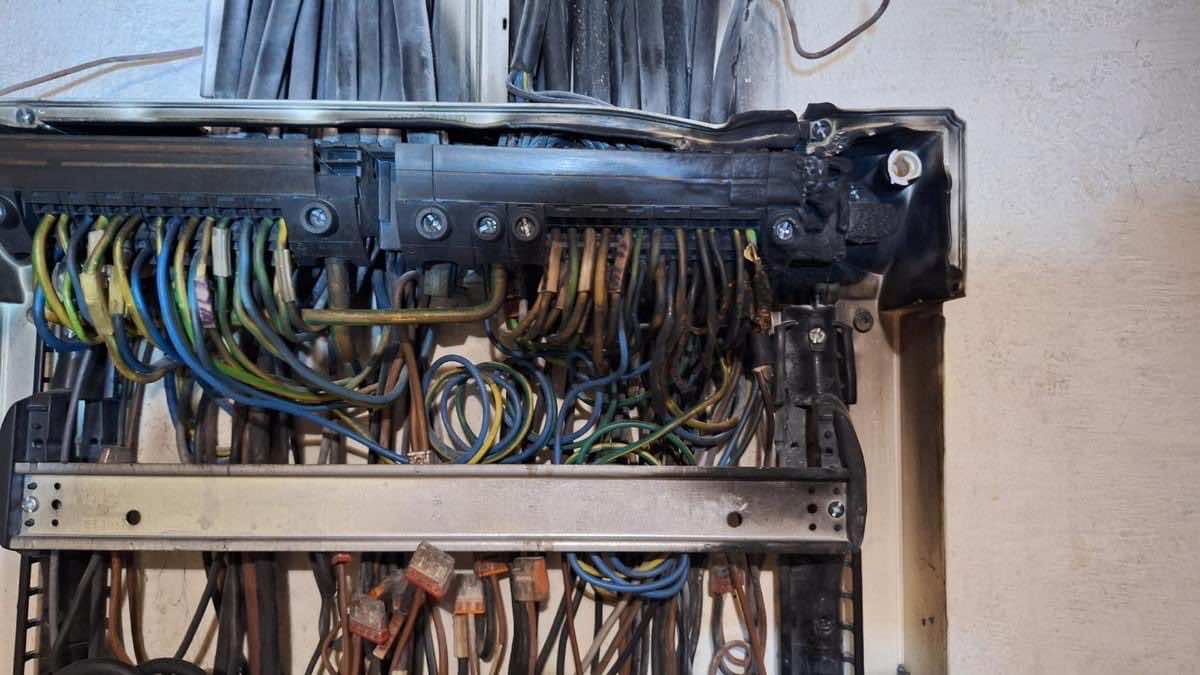 Prehriata svorkovnica a kabeláž – ohorina a roztavená izolácia