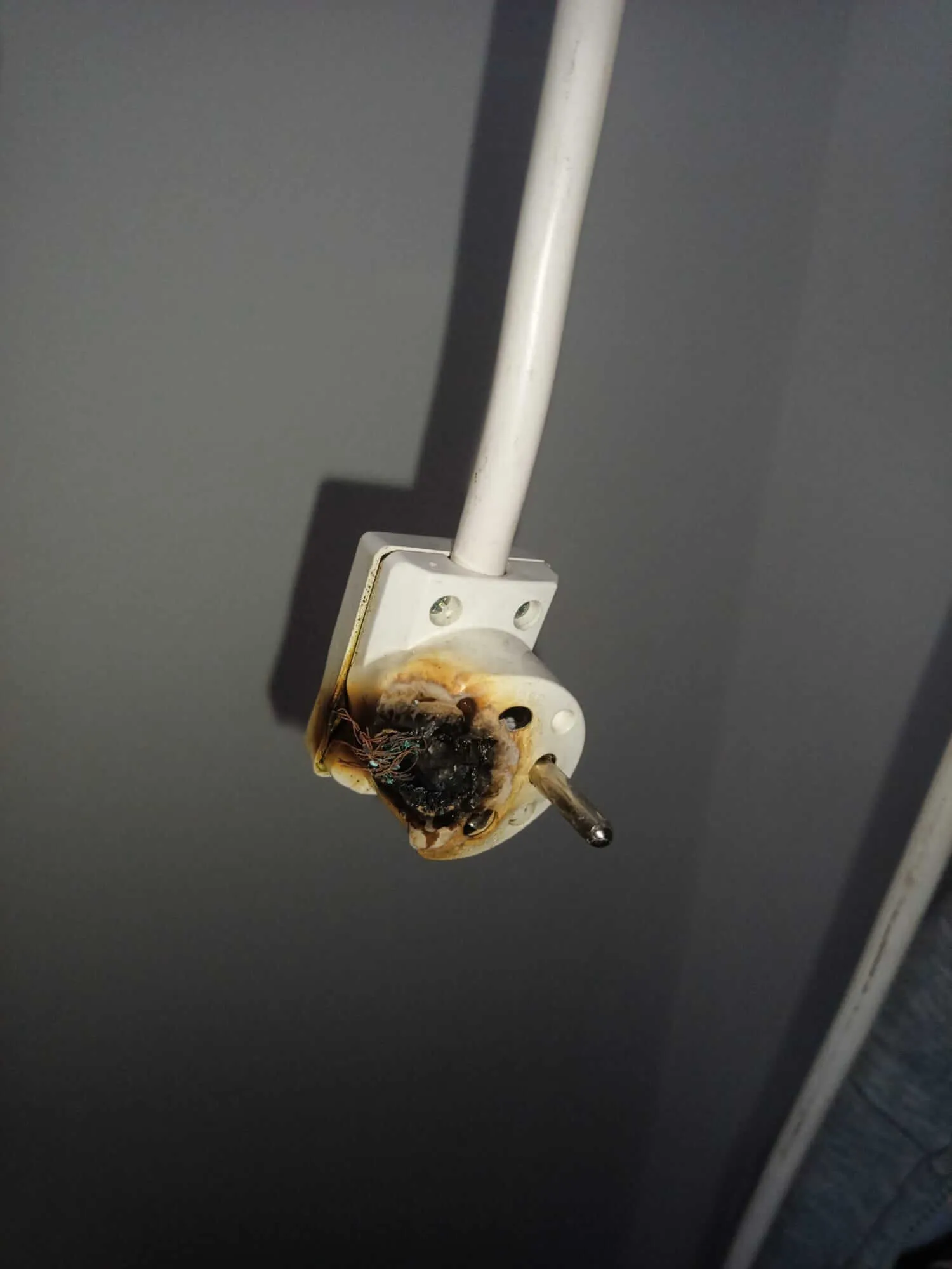 Preťažená a roztopená zásuvka v kancelárii