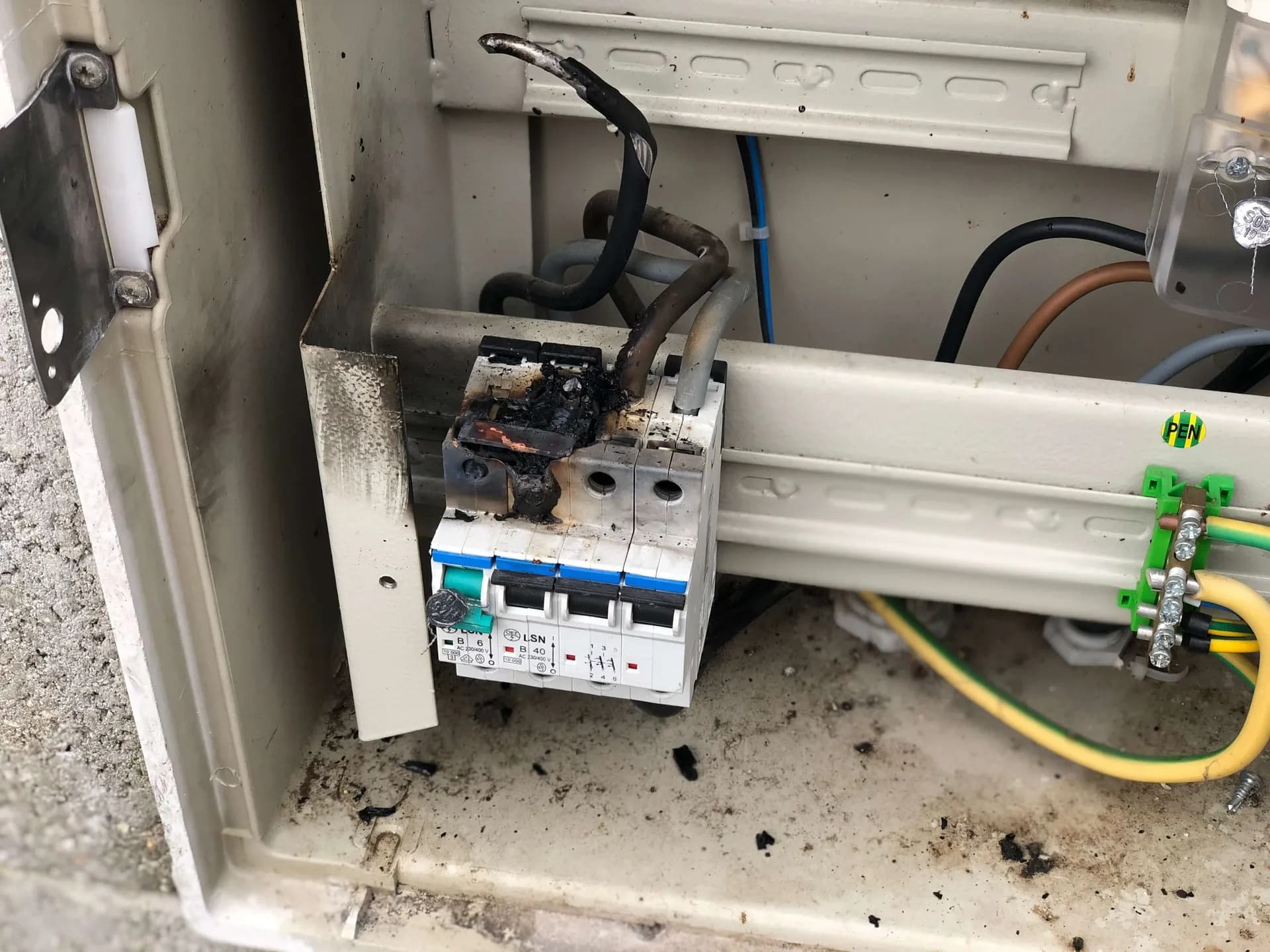 Uvoľnený vodič v hlavnom ističi – spôsobil horenie ističa