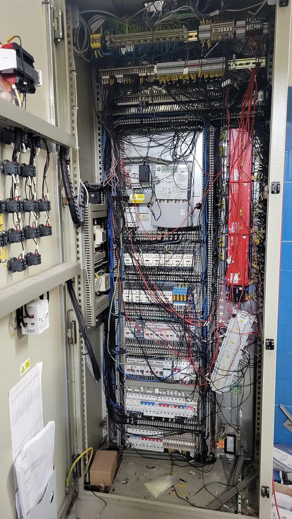 Príklad neprofesionálneho rozvádzača – chaotická kabeláž a neorganizované zapojenie. Obráťte sa na ALCO.SK pre kvalitnú výrobu rozvodníc NN.