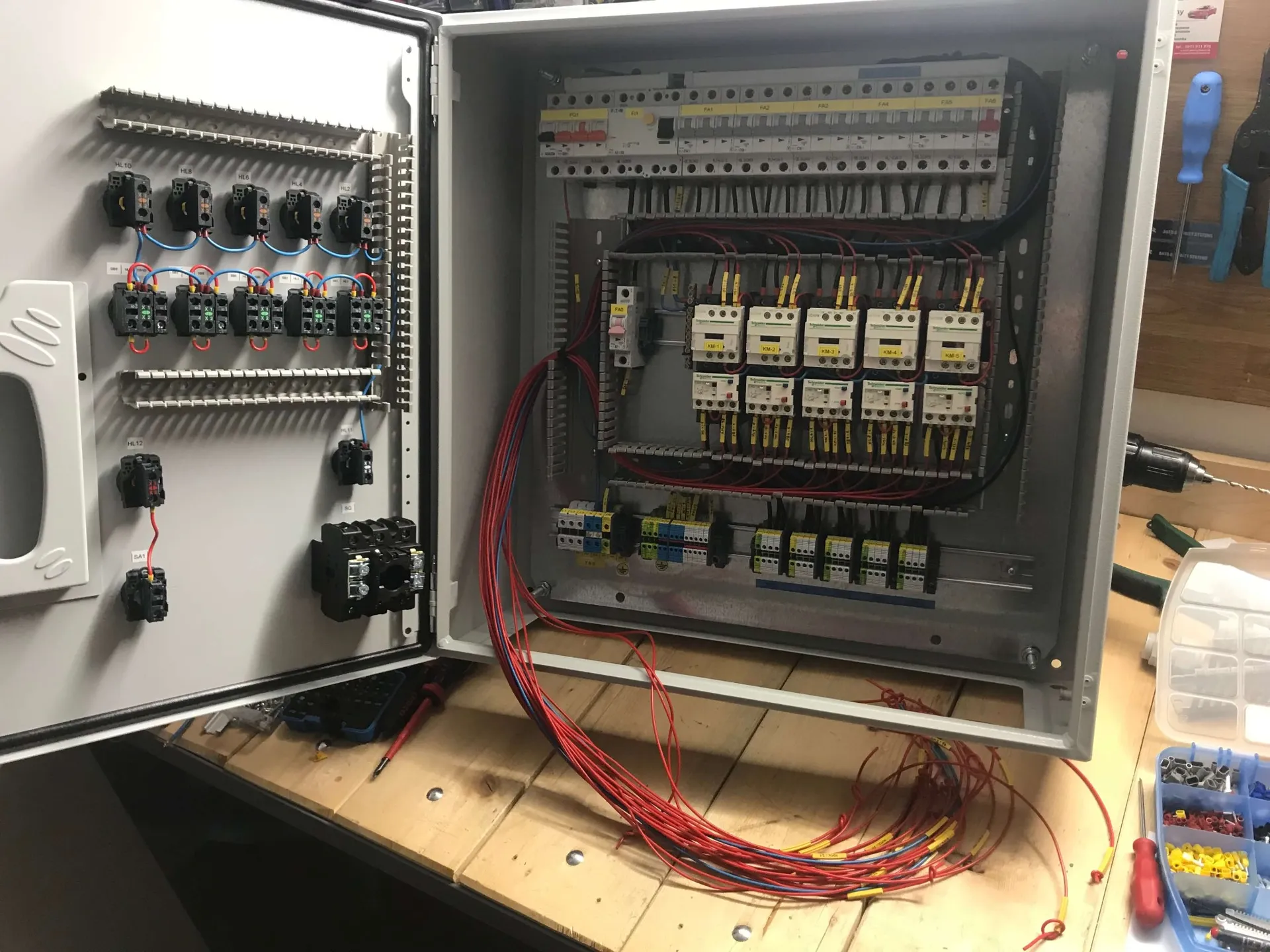 Elektrikár ALCO.SK pri zapájaní rozvádzača NN – zabezpečovacie systémy a elektroinštalácie