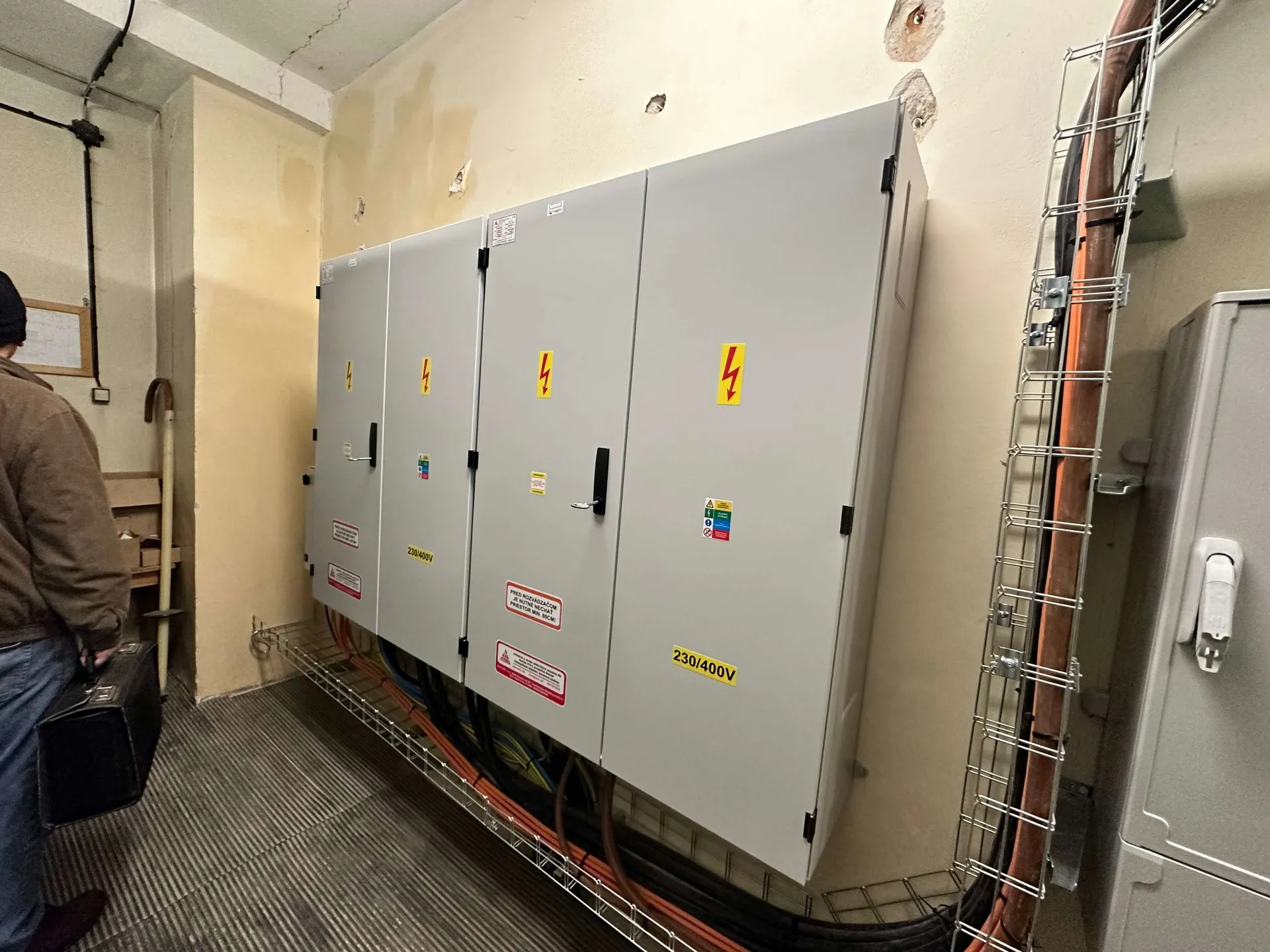 Elektrikár ALCO.SK inštaluje rozvodnicu a vedie kabeláž – profesionálna montáž nízkonapäťových rozvádzačov