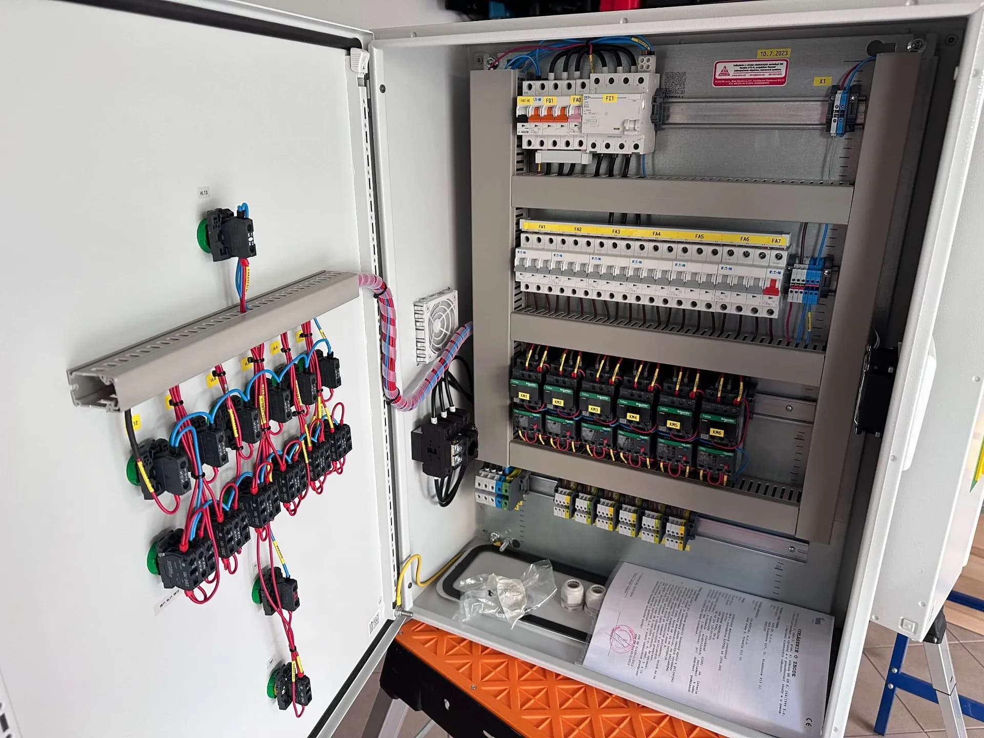 Komplexná inštalácia rozvádzačov 230/400V s kabelážou a bezpečnostnými označeniami – výroba rozvodníc NN ALCO.SK