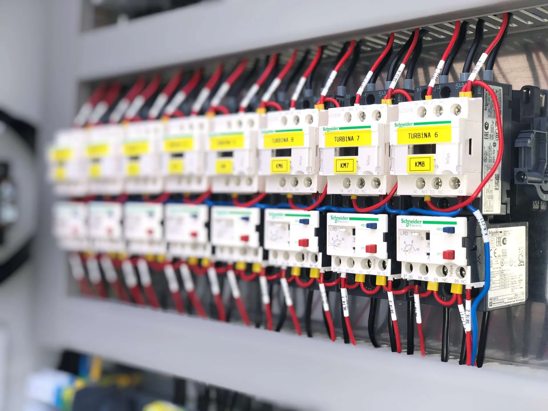 Programovanie alebo nastavovanie riadiaceho panelu v dielni – elektromontáž ALCO.SK