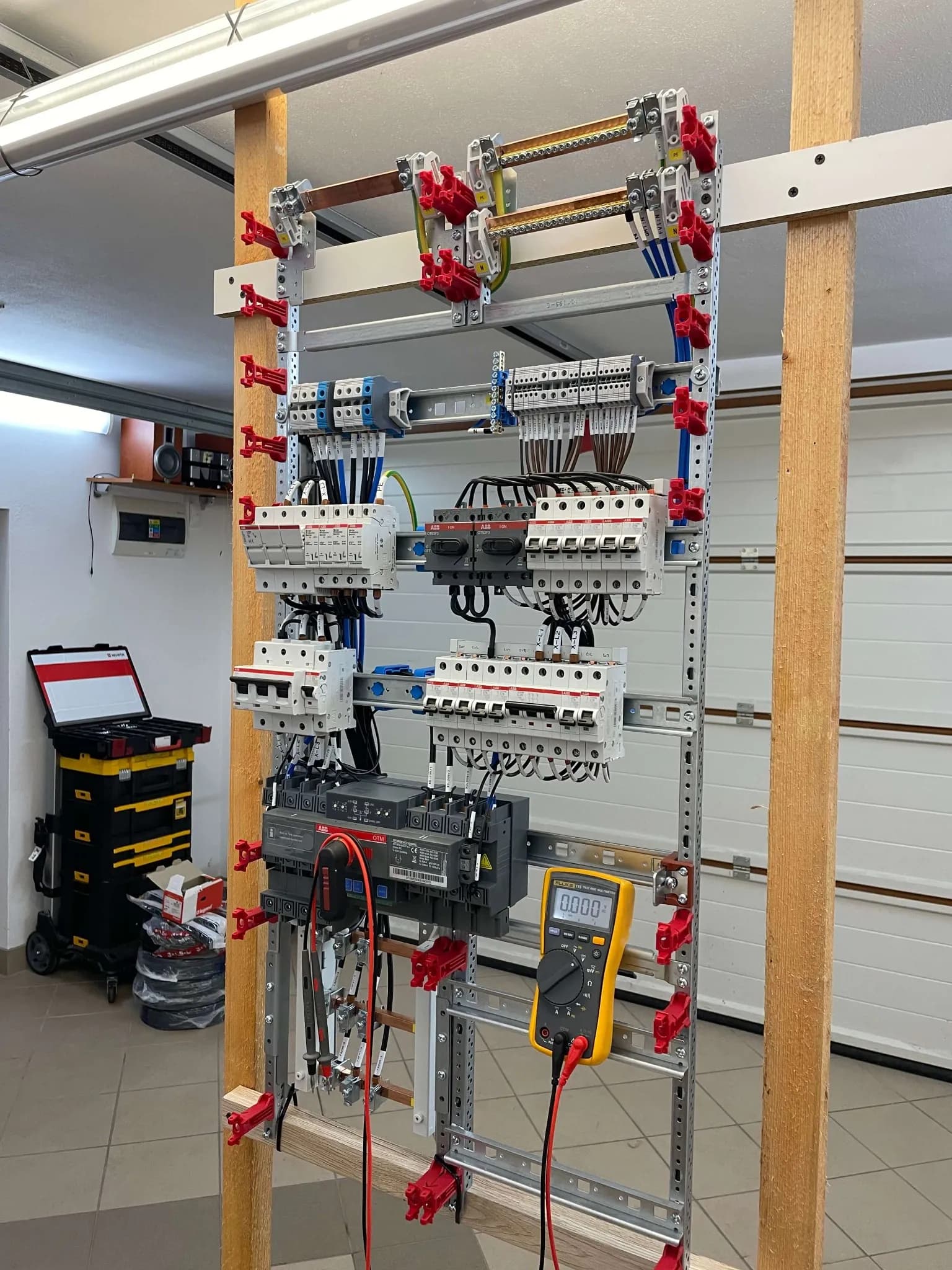 Testovanie rozvádzača NN multimetrom Fluke – ističe a chrániče ABB, medené sbíjky PE a N, kabeláž a svorkovnice, ALCO.SK