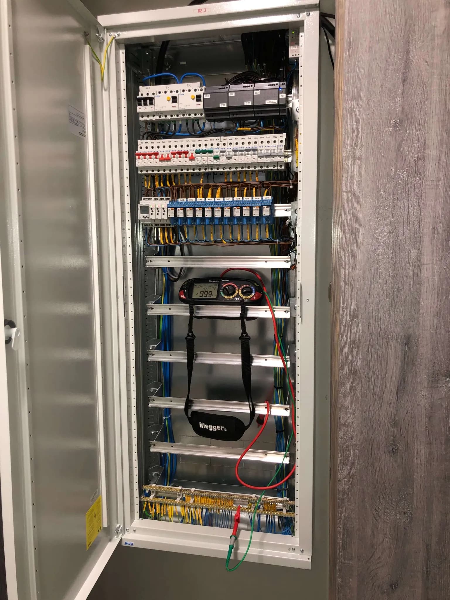 Meranie rozvádzača NN prístrojom Megger – Eaton ističe, terminálové bloky, skúšanie inštalácie