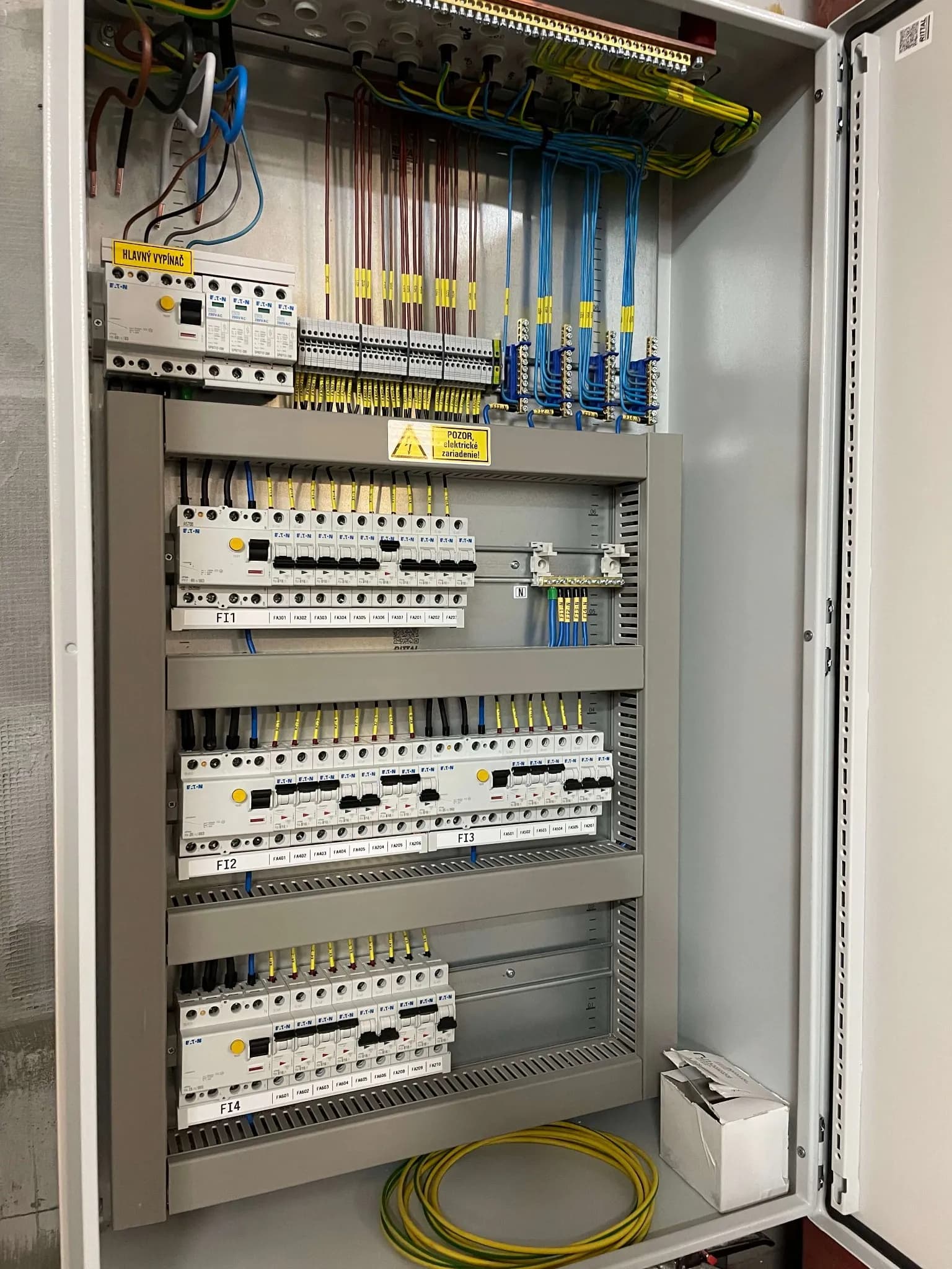 Rozvádzač Eaton v skrini Rittal – ističe a prúdové chrániče FI1–FI4, elektroinštalácia ALCO.SK