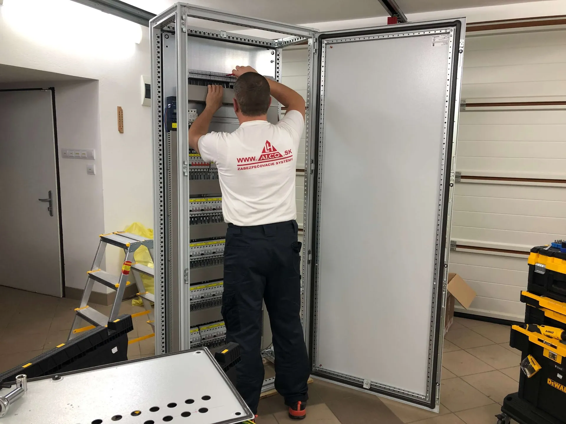 Nízkonapäťový rozvádzač Eaton a Schneider pre turbíny – inštalácia v exteriéri, ALCO.SK