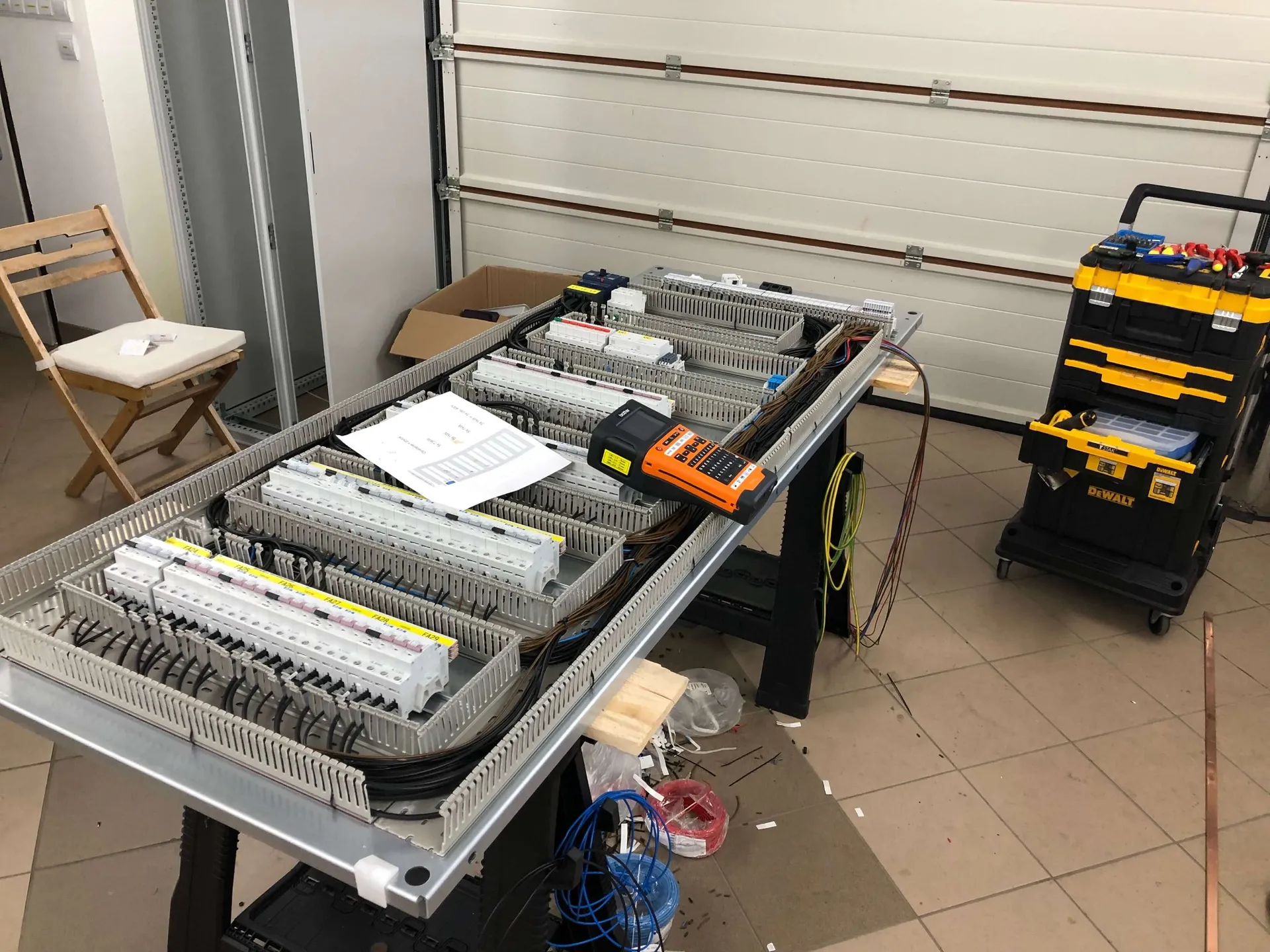 Rozvádzač RM-1 pre ovládanie turbín 1–5, Eaton hlavný vypínač – ALCO.SK