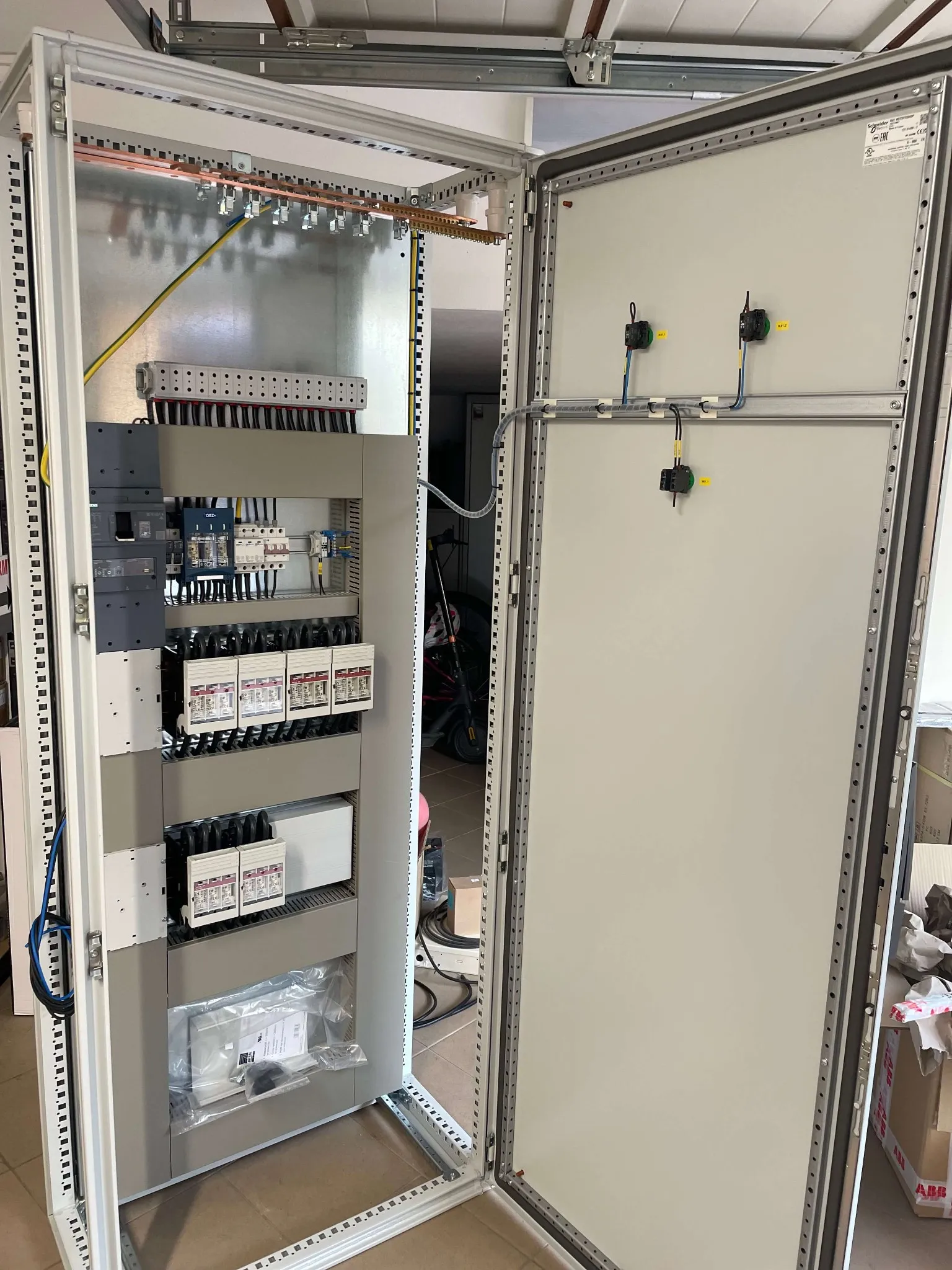 Priemyselný rozvádzač NN – komponenty Siemens a Schneider Electric, medené sbíjky a zapojenie