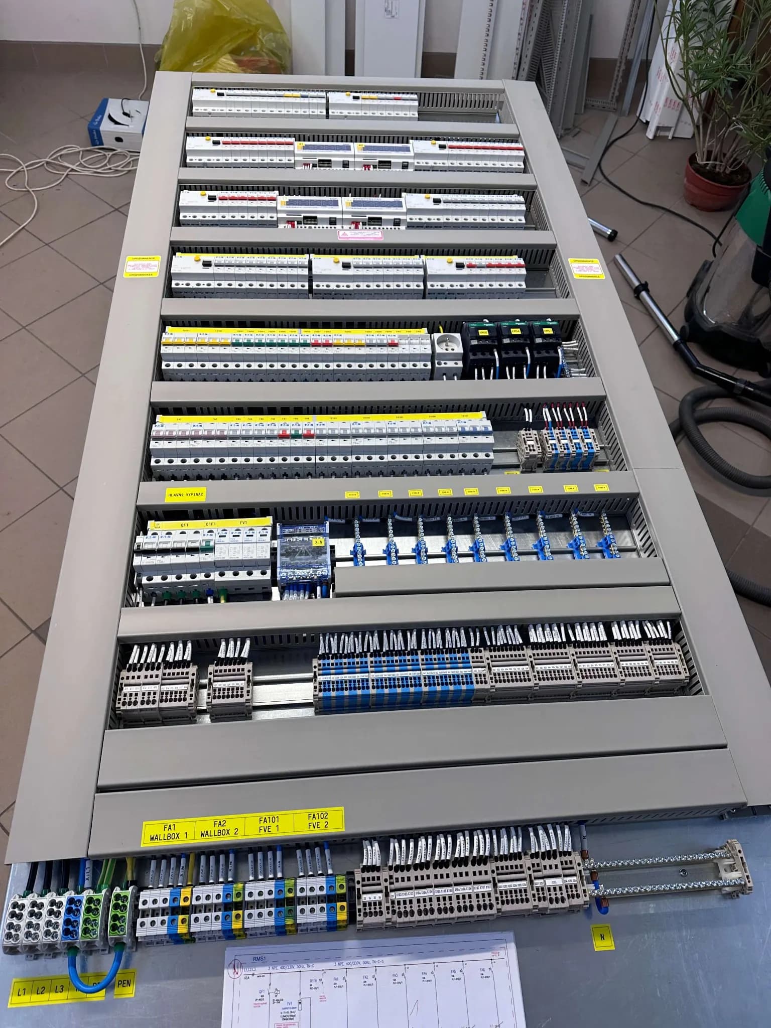 Rozvádzač NN pre Wallbox a FVE – hlavný vypínač, ističe, 3NPE 400/230V TN-C-S, ALCO.SK