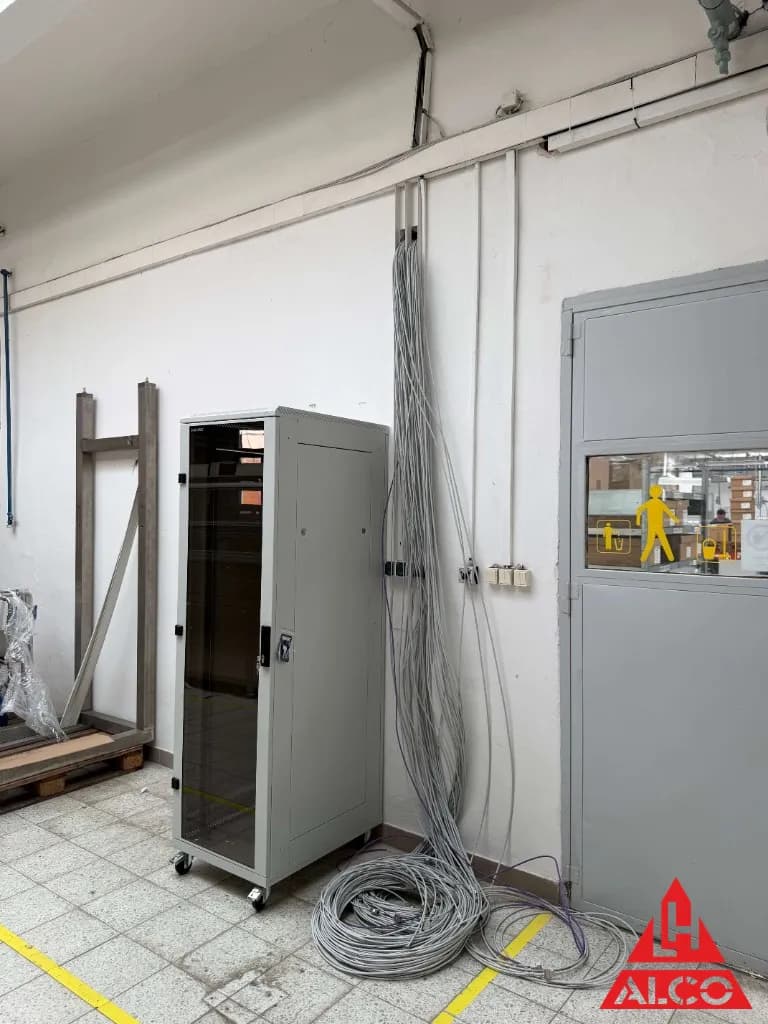 Montáž káblových trás vo výrobnej hale počas prevádzky