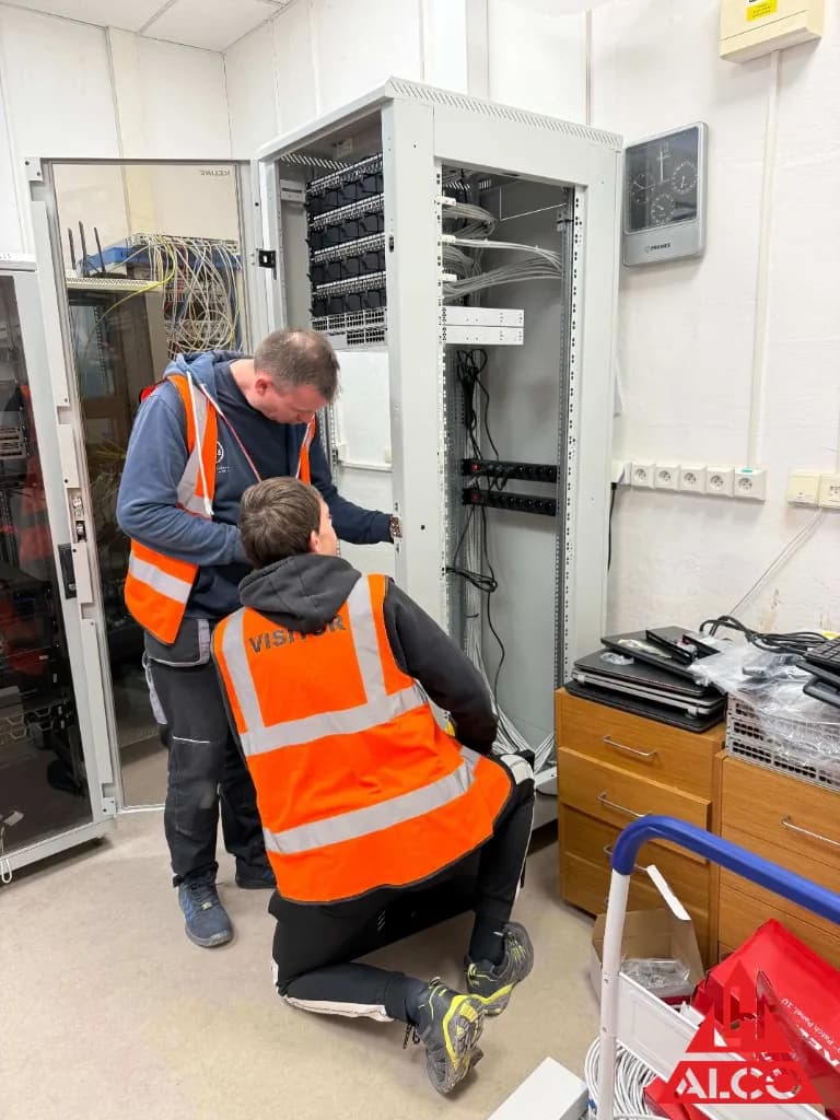 Rozvodná skriňa – patch panely Cat 5e a Cisco Catalyst