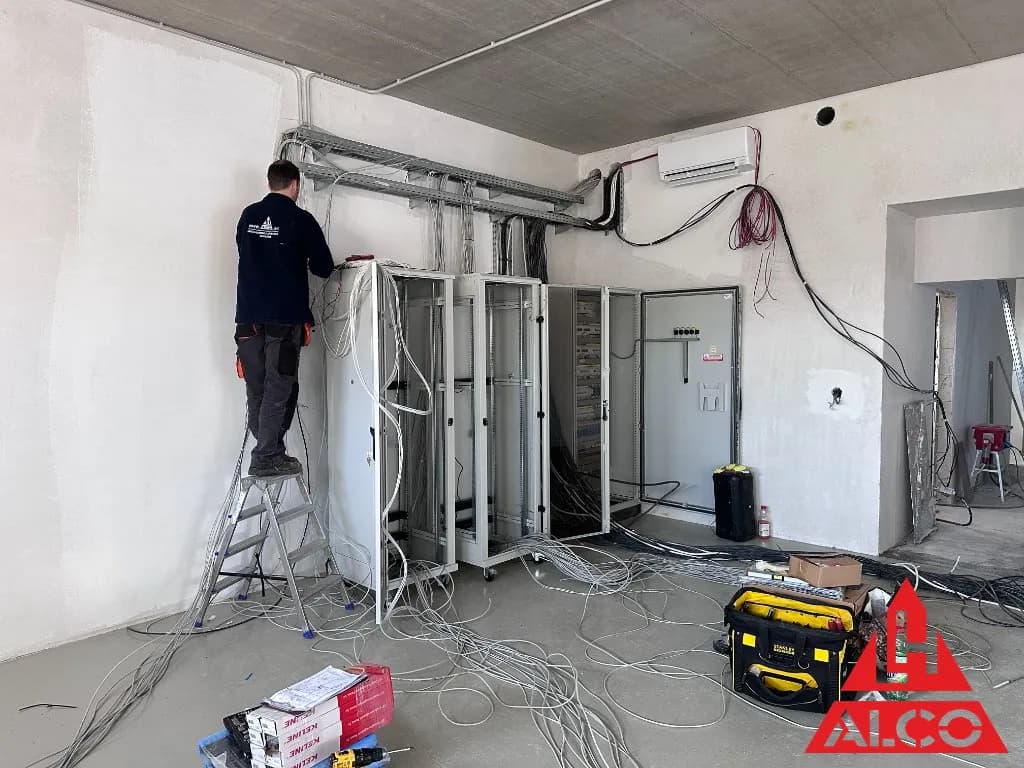 Montáž sieťových rozvodov – technik ALCO pri RACK skrini, KELINE Cat 6