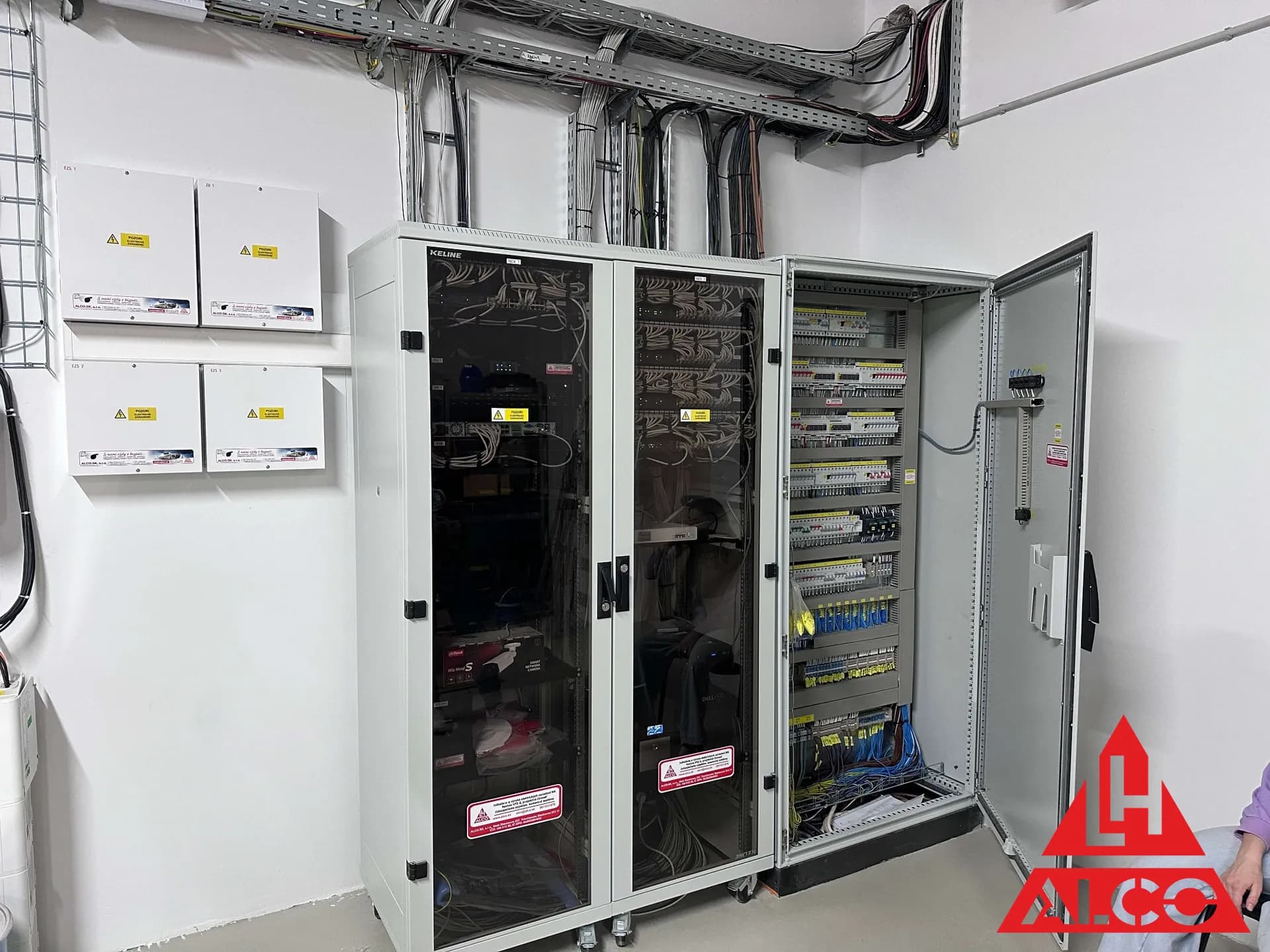 RACK skrine K-LINE, elektrorozvádzač a káblové trinky – komplexné riadenie budovy SIMAP