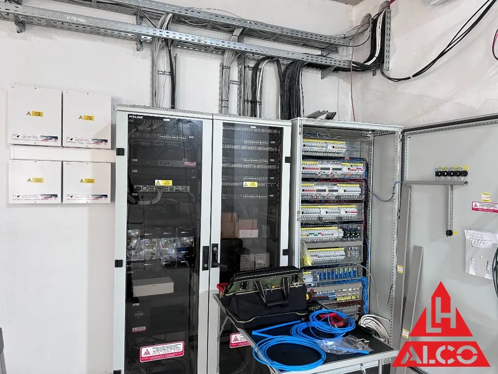 RACK skrine a káblové trinky – komplexná sieťová infraštruktúra budovy