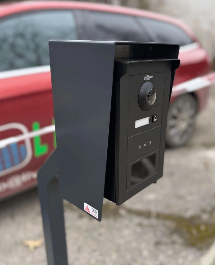 Videovrátnik Dahua na stĺpe pri vstupe – vonkajšia stanica s kamerou a tlačidlom.