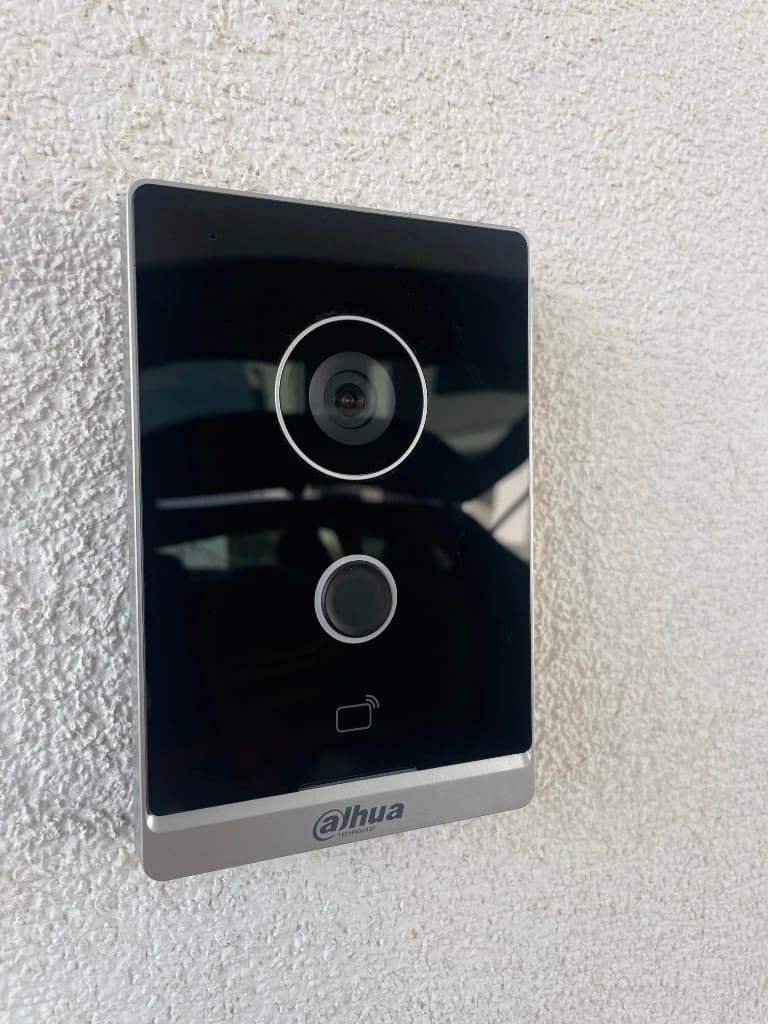 Realizácia – videovrátnik Dahua na stene, kamera a čítačka kariet.