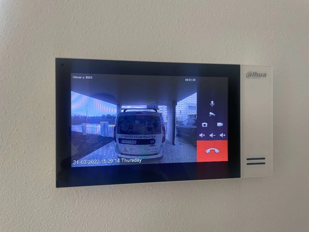 Realizácia – vnútorná jednotka videovrátnika Dahua s videohovorom.