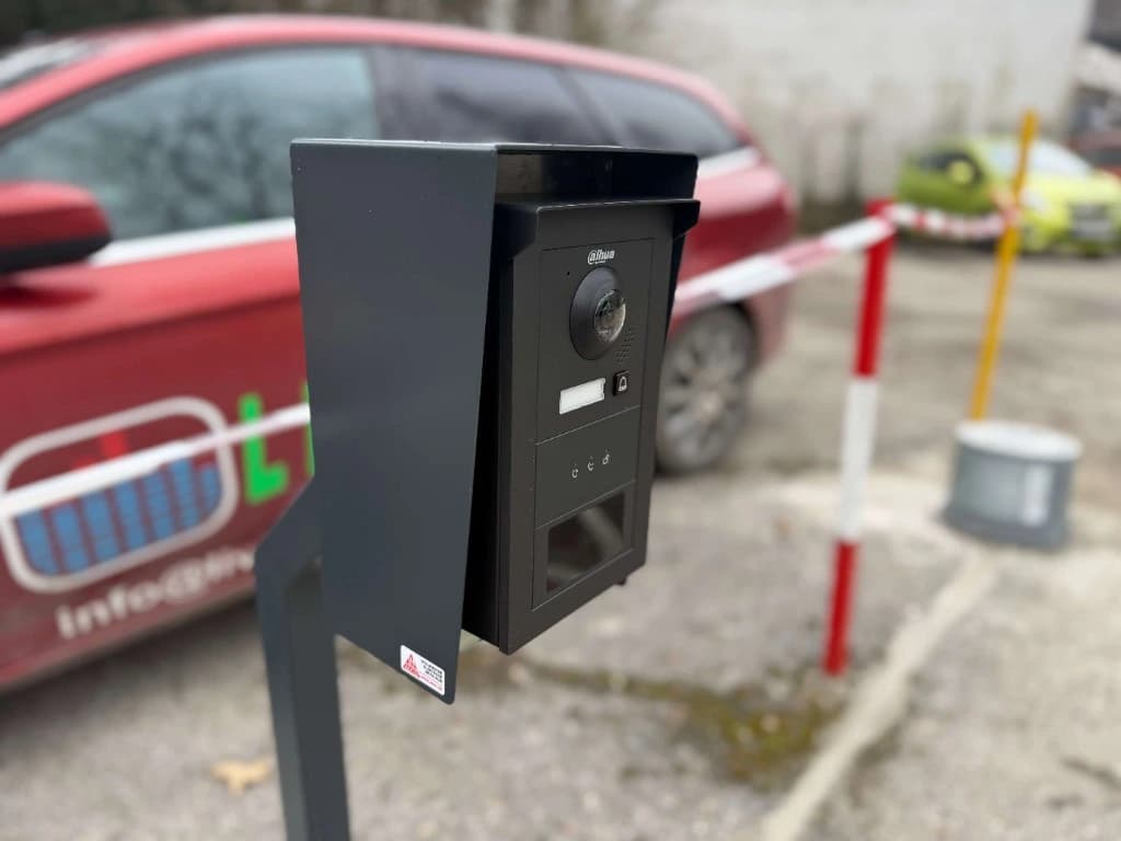 Realizácia – videovrátnik Dahua na stĺpe pri vstupe, vonkajšia stanica s kamerou.