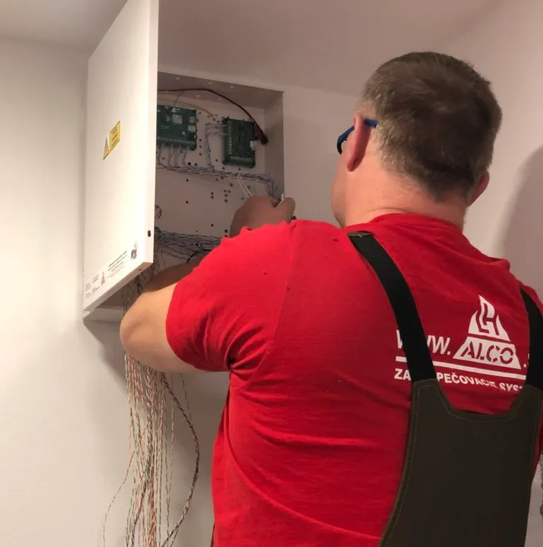 Servisné služby ALCO – technik pri zapájaní a údržbe rozvádzača zabezpečovacieho systému, inštalácia a oprava elektro