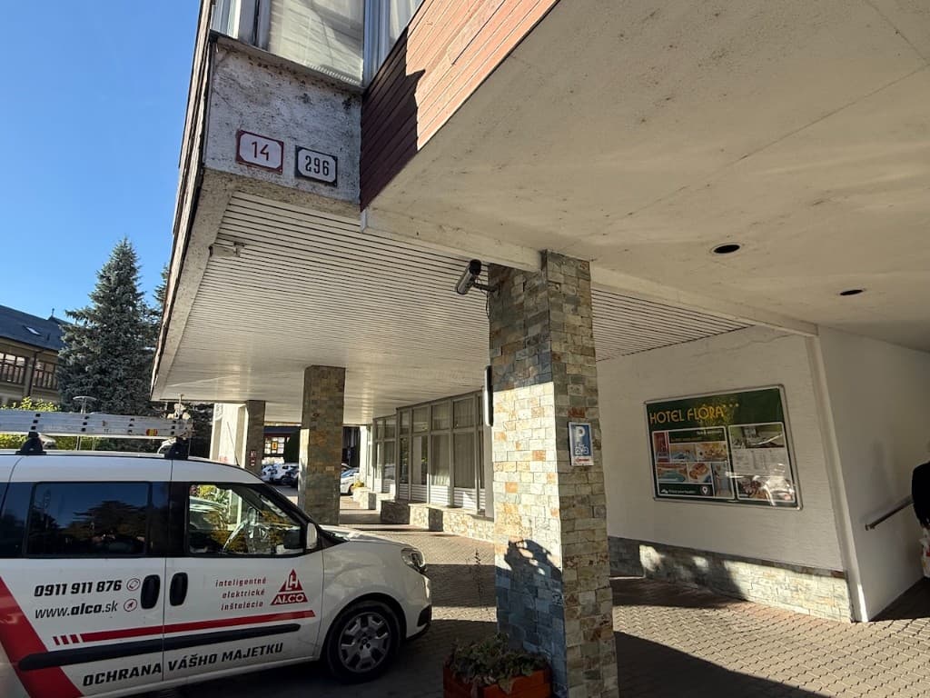 Parkovacia rampa – vstup na parkovisko Hotela Flóra v Trenčianskych Tepliciach. ALCO.SK.
